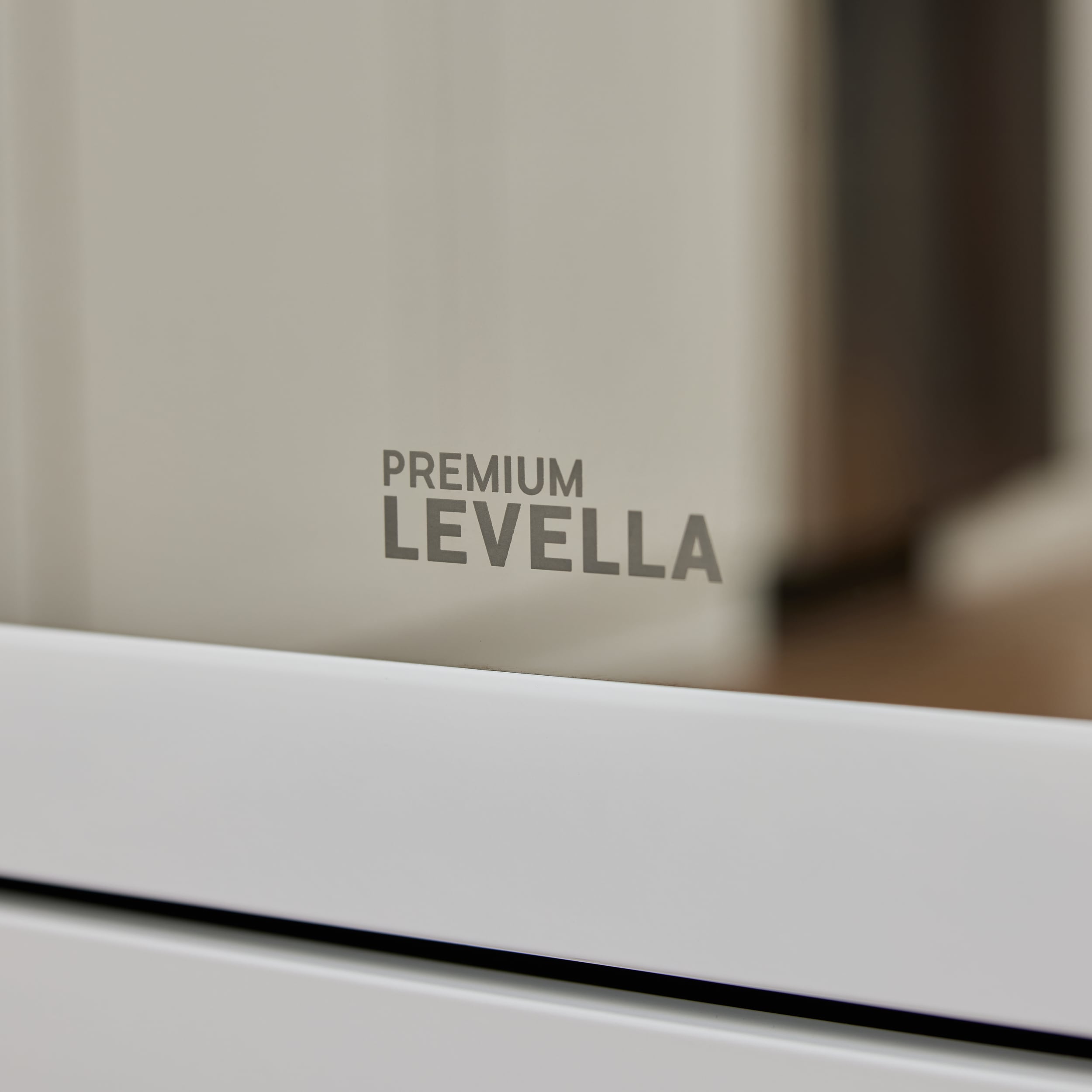 Estufa Eléctrica Independiente de 24 pulgadas con 4 quemadores y 2.7 pies cúbicos Levella Premium (blanca con mango blanco y perillas negras)
