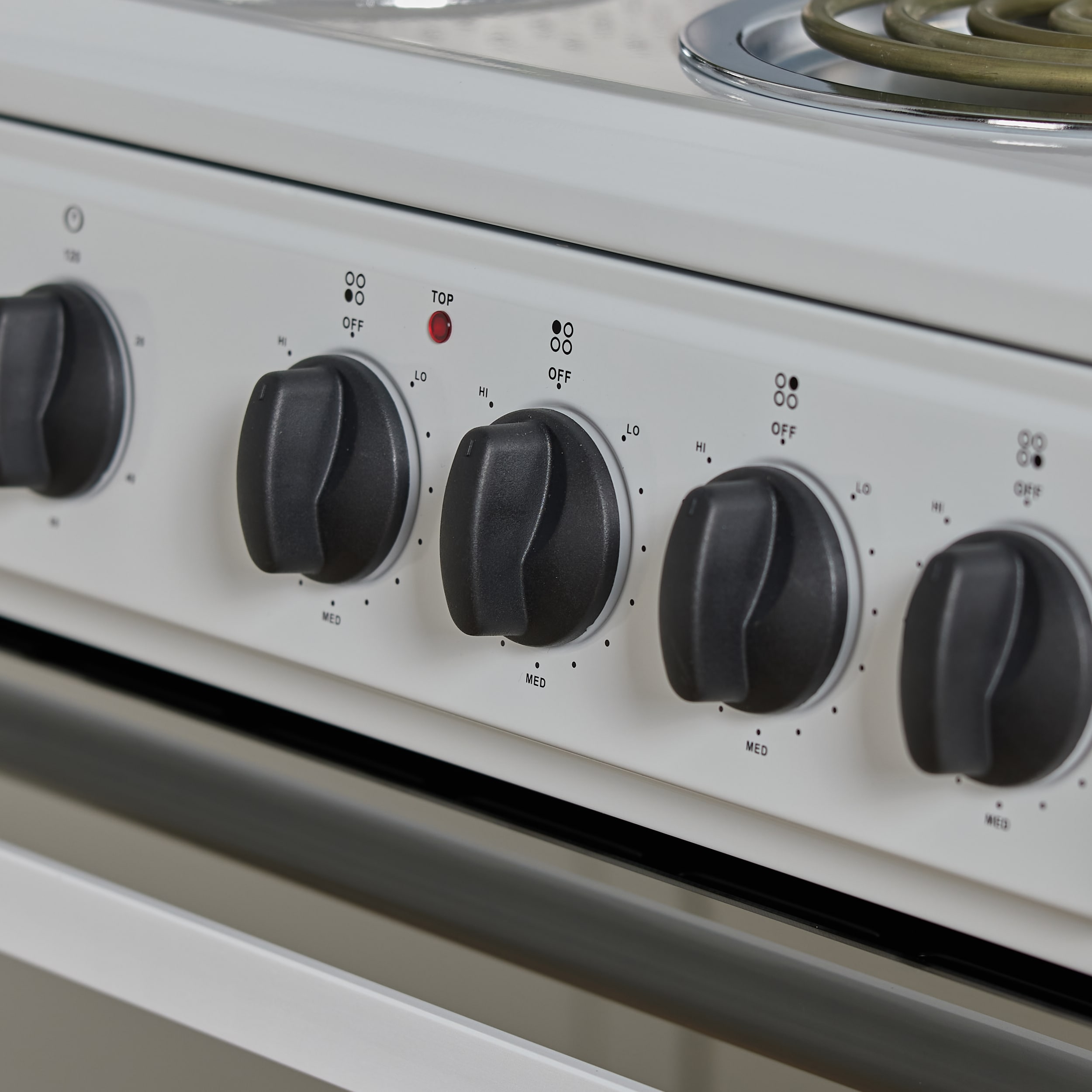 Estufa Eléctrica Independiente de 24 pulgadas con 4 quemadores y 2.7 pies cúbicos Levella Premium (blanca con mango blanco y perillas negras)