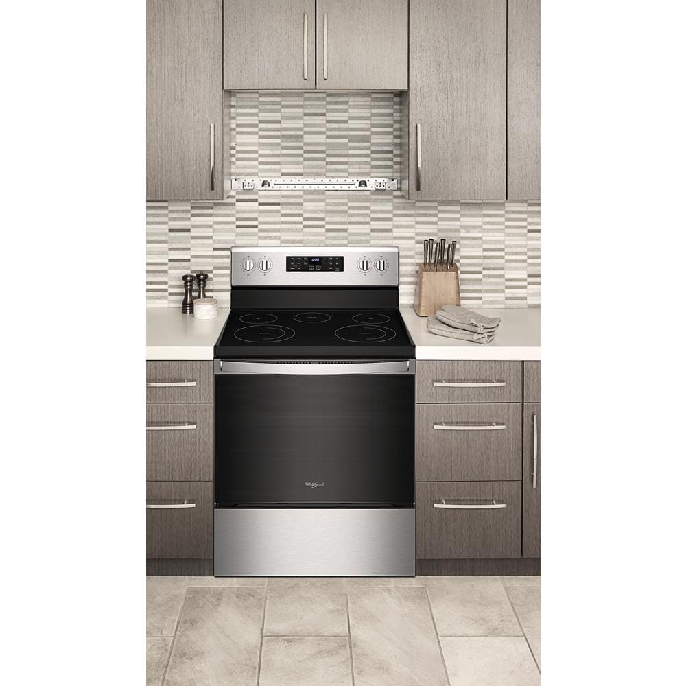 Estufa eléctrica independiente con horno de convección de freidora de aire y 5 quemadores de vidrio de 30 pulgadas, resistente a huellas dactilares de acero inoxidable WFE550S0LZ de Whirlpool