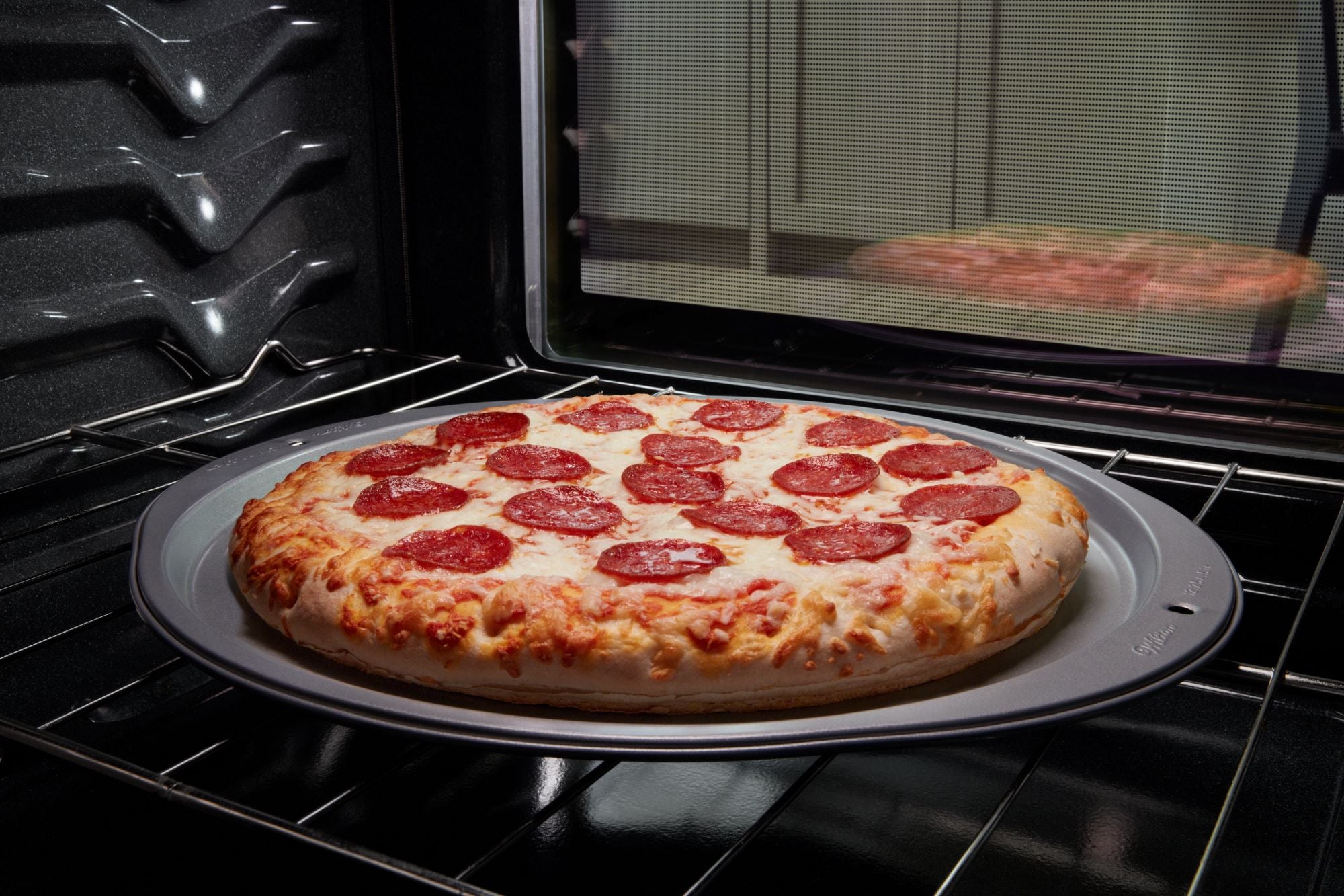 Estufa eléctrica deslizable Whirlpool de 30 pulgadas con 4 quemadores y horno de 4.8 pies cúbicos en color negro.