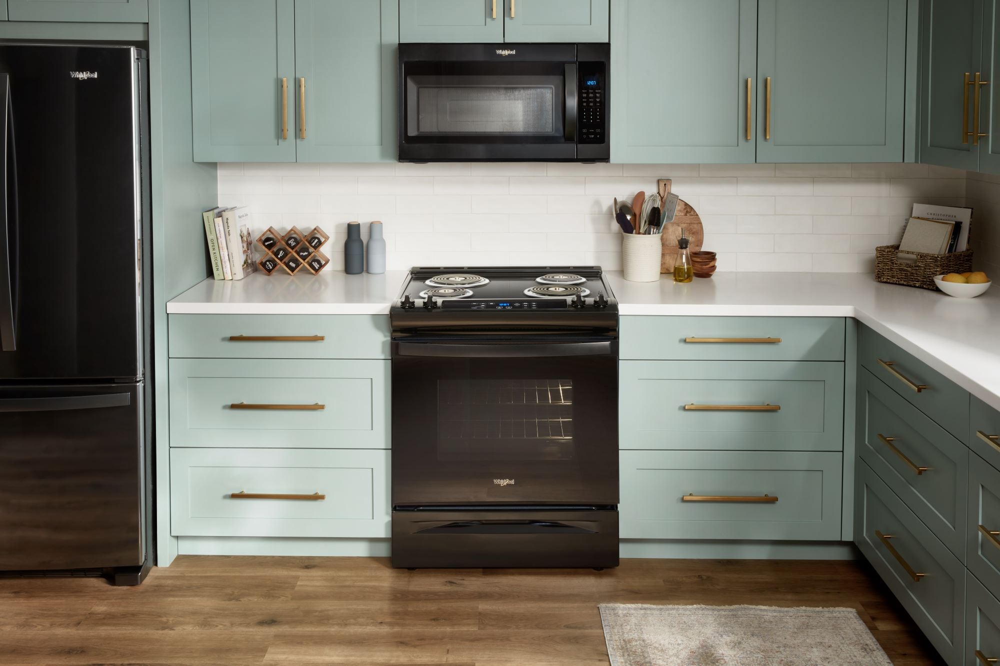 Estufa eléctrica deslizable Whirlpool de 30 pulgadas con 4 quemadores y horno de 4.8 pies cúbicos en color negro.
