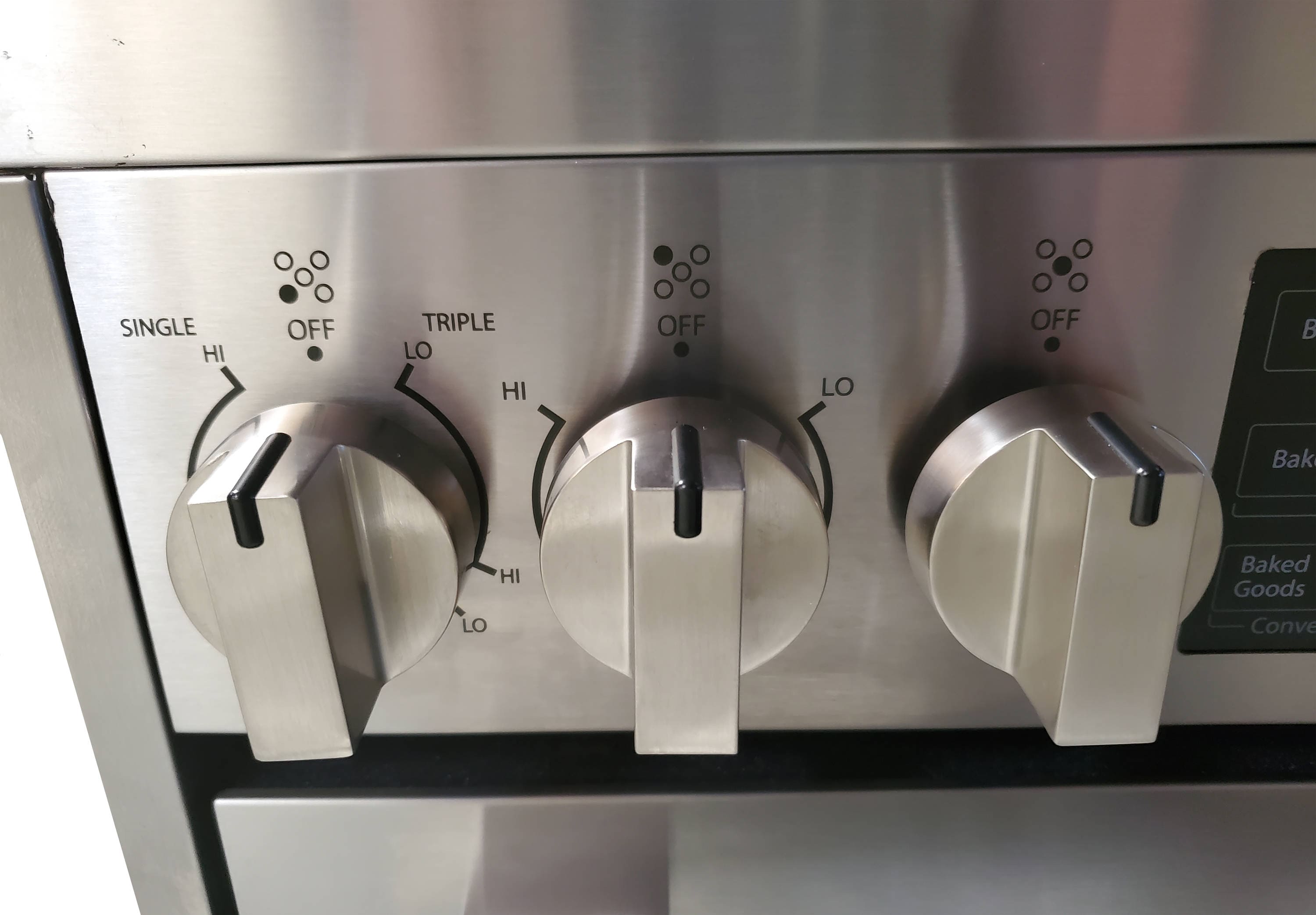 Estufa Eléctrica deslizable de 5 quemadores con horno de convección de 5 pies cúbicos y tapa de vidrio de 30 pulgadas en acero inoxidable Bravo Kitchen.