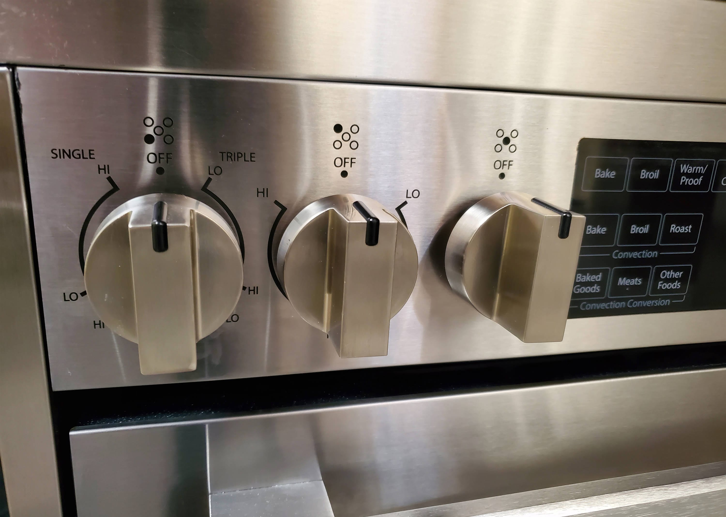 Estufa Eléctrica deslizable de 5 quemadores con horno de convección de 5 pies cúbicos y tapa de vidrio de 30 pulgadas en acero inoxidable Bravo Kitchen.