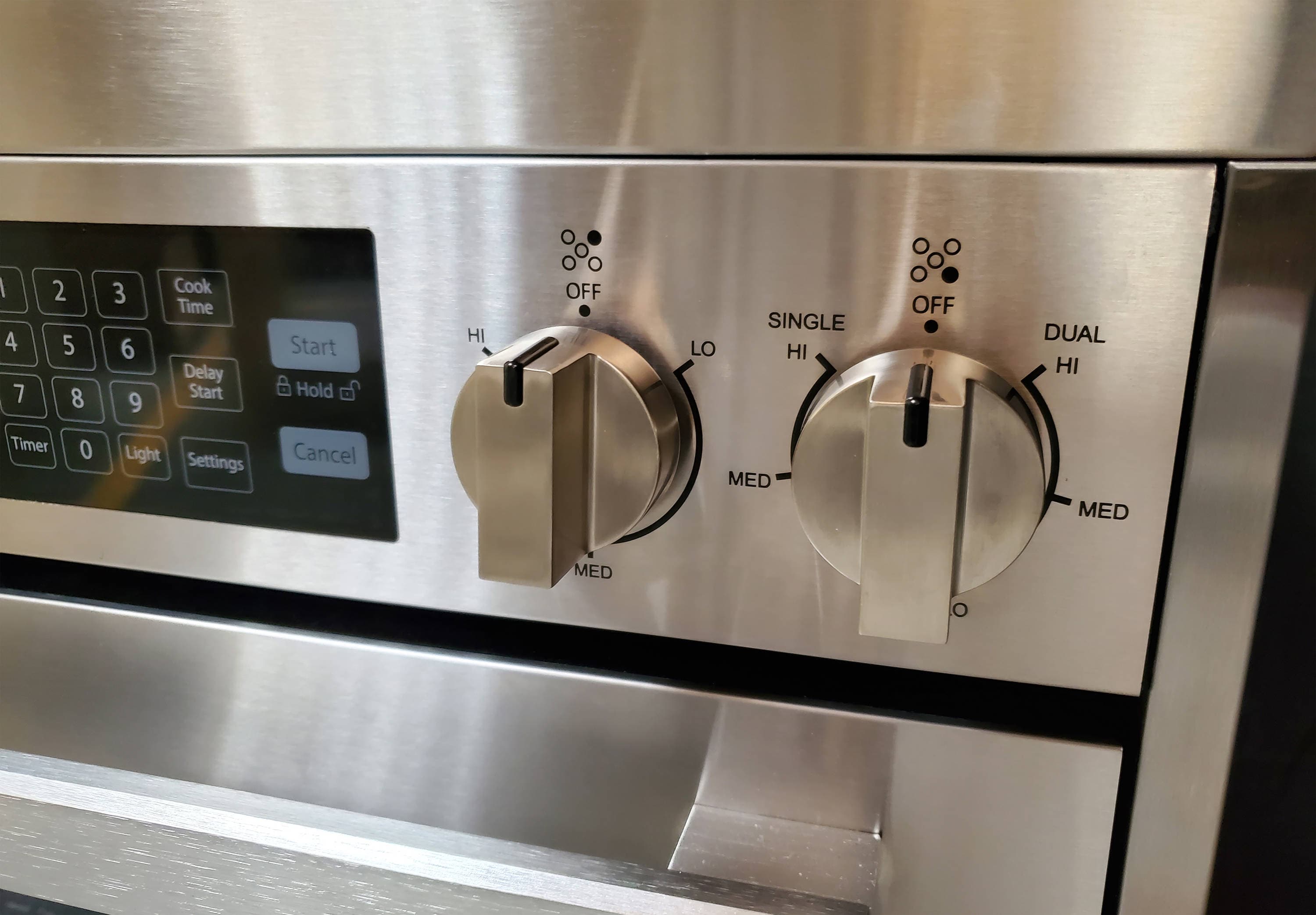 Estufa Eléctrica deslizable de 5 quemadores con horno de convección de 5 pies cúbicos y tapa de vidrio de 30 pulgadas en acero inoxidable Bravo Kitchen.