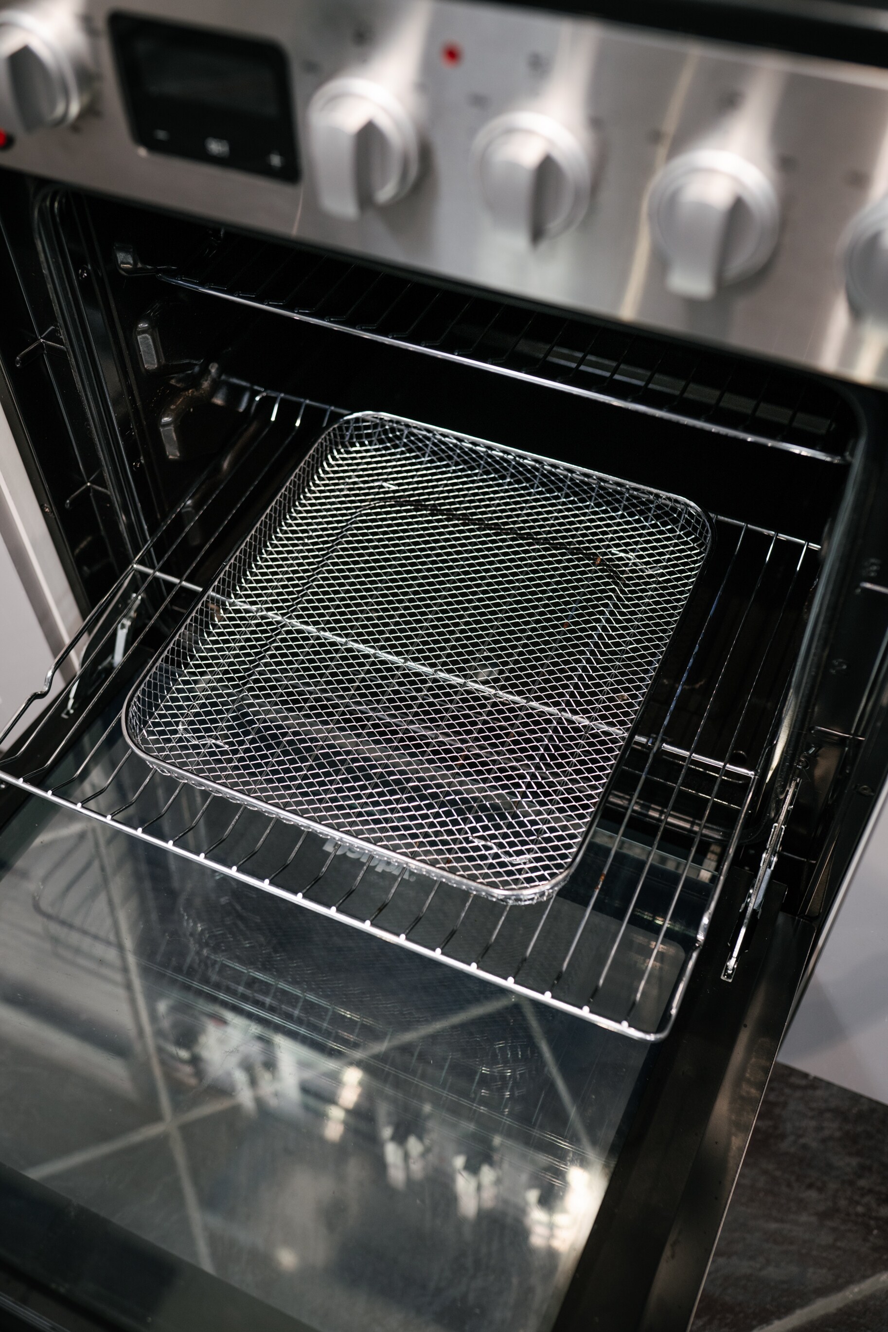 Estufa eléctrica deslizable con 4 quemadores de vidrio de 24 pulgadas y freidora de aire de 2.5 pies cúbicos en acero inoxidable