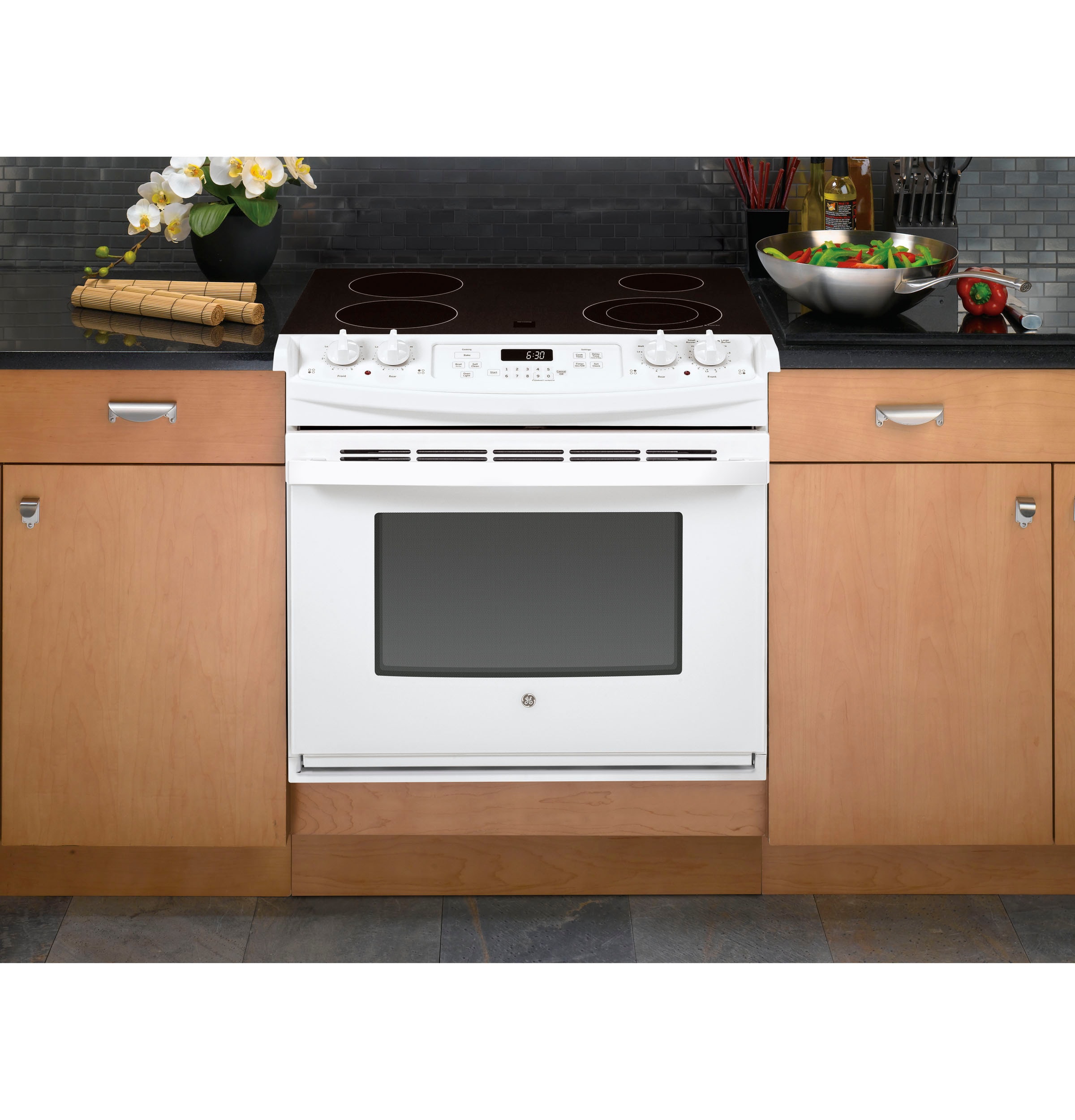 Estufa Eléctrica Empotrable de Vidrio con 4 Quemadores de 30 Pulgadas y 4.4 Pies Cúbicos de Capacidad (Negro) JD630DTWW