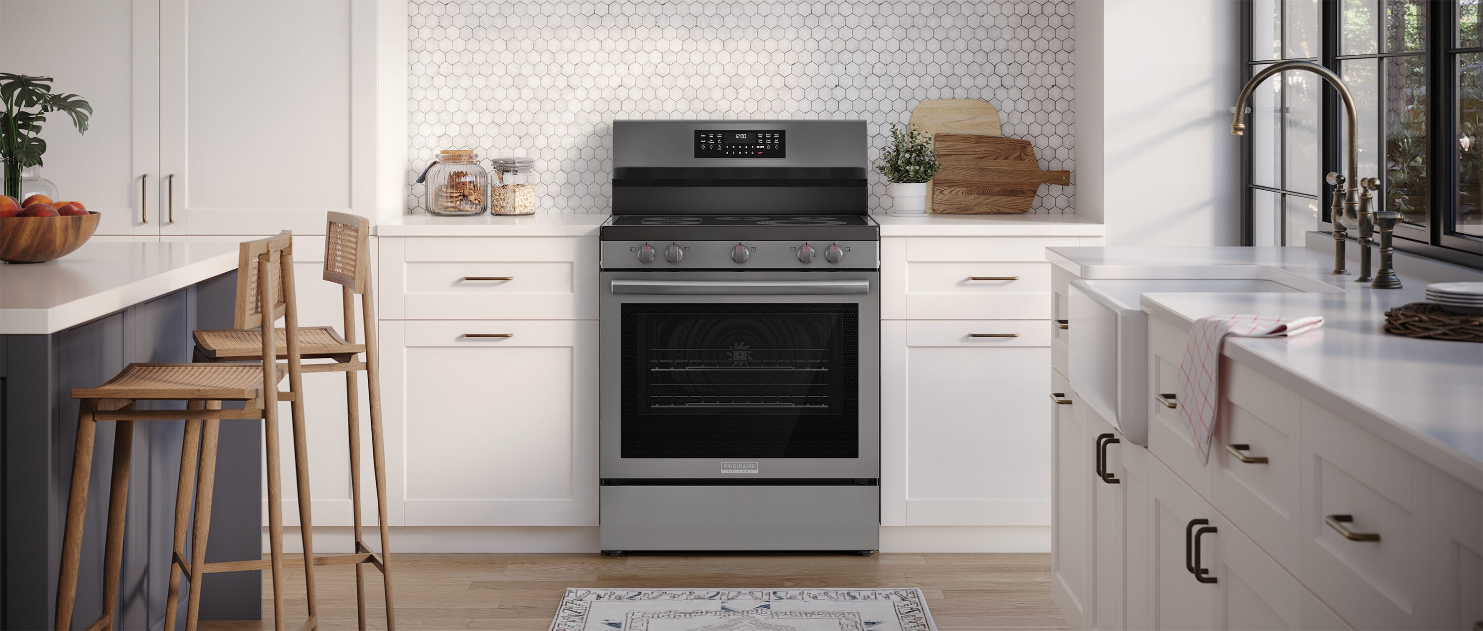 Estufa Eléctrica Independiente de 30 pulgadas con Tapa de Vidrio, 5 quemadores, Horno de Convección con Freidora de Aire de 5.3 pies cúbicos, Acabado de Acero Inoxidable Negro Anti-Huellas - Frigidaire Gallery