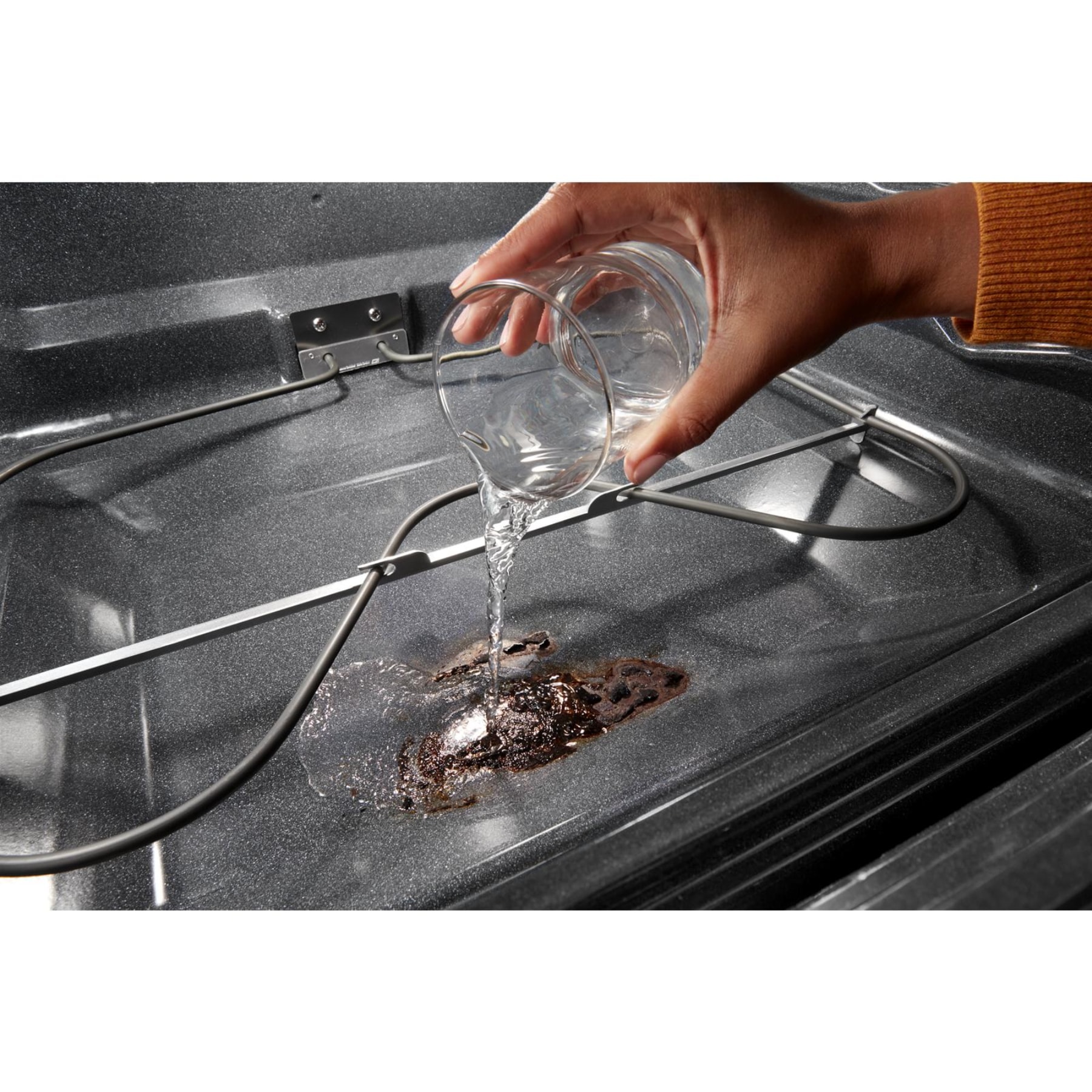 Estufa eléctrica independiente con cubierta de cristal de 30 pulgadas, 5 quemadores y horno de 5.3 pies cúbicos (Blanca) de Whirlpool.