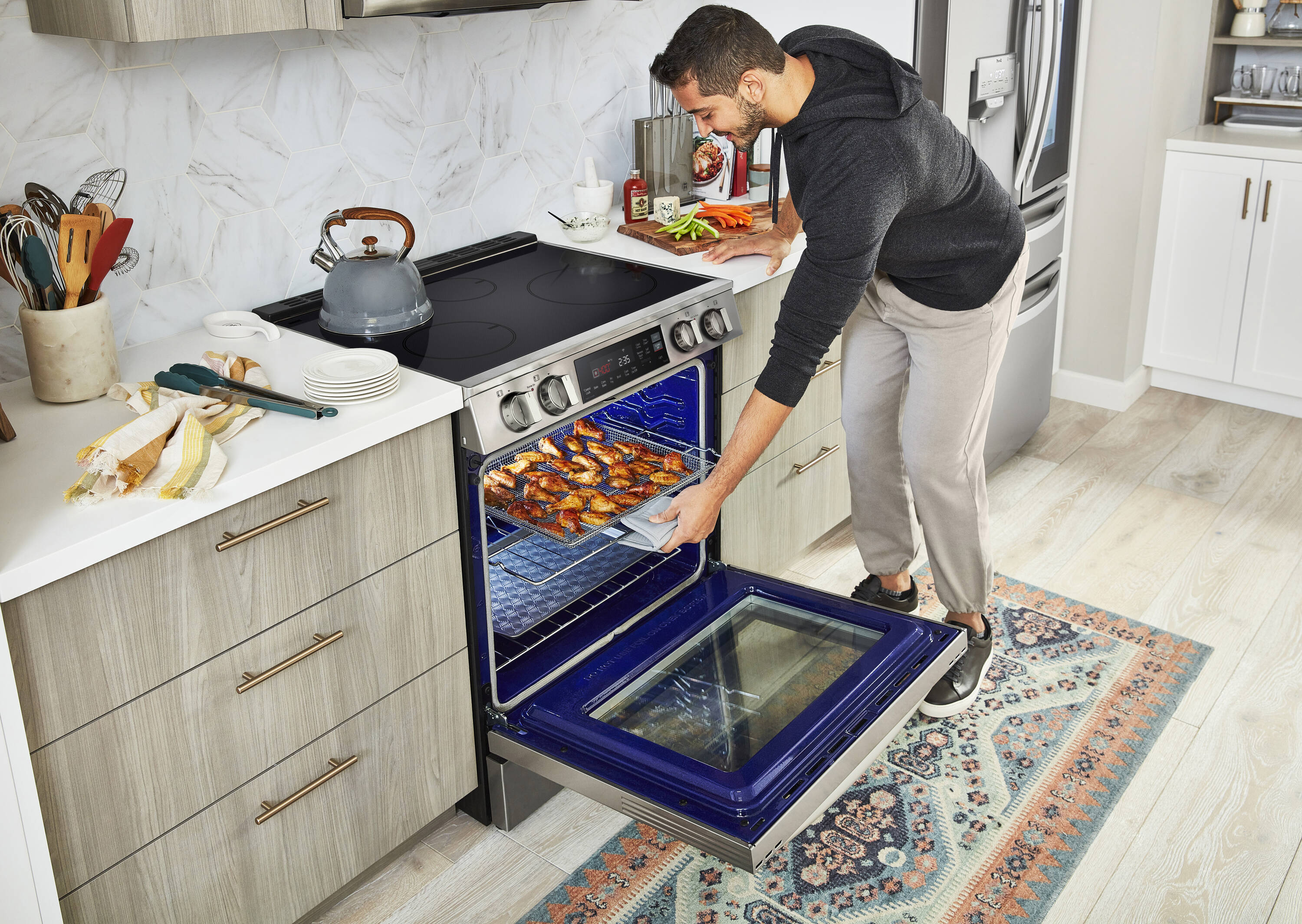 Estufa de inducción de 4 quemadores con horno de convección y freidora de aire LG de 30 pulgadas, 6.3 pies cúbicos (Acero Inoxidable de Resistencia a las Manchas)