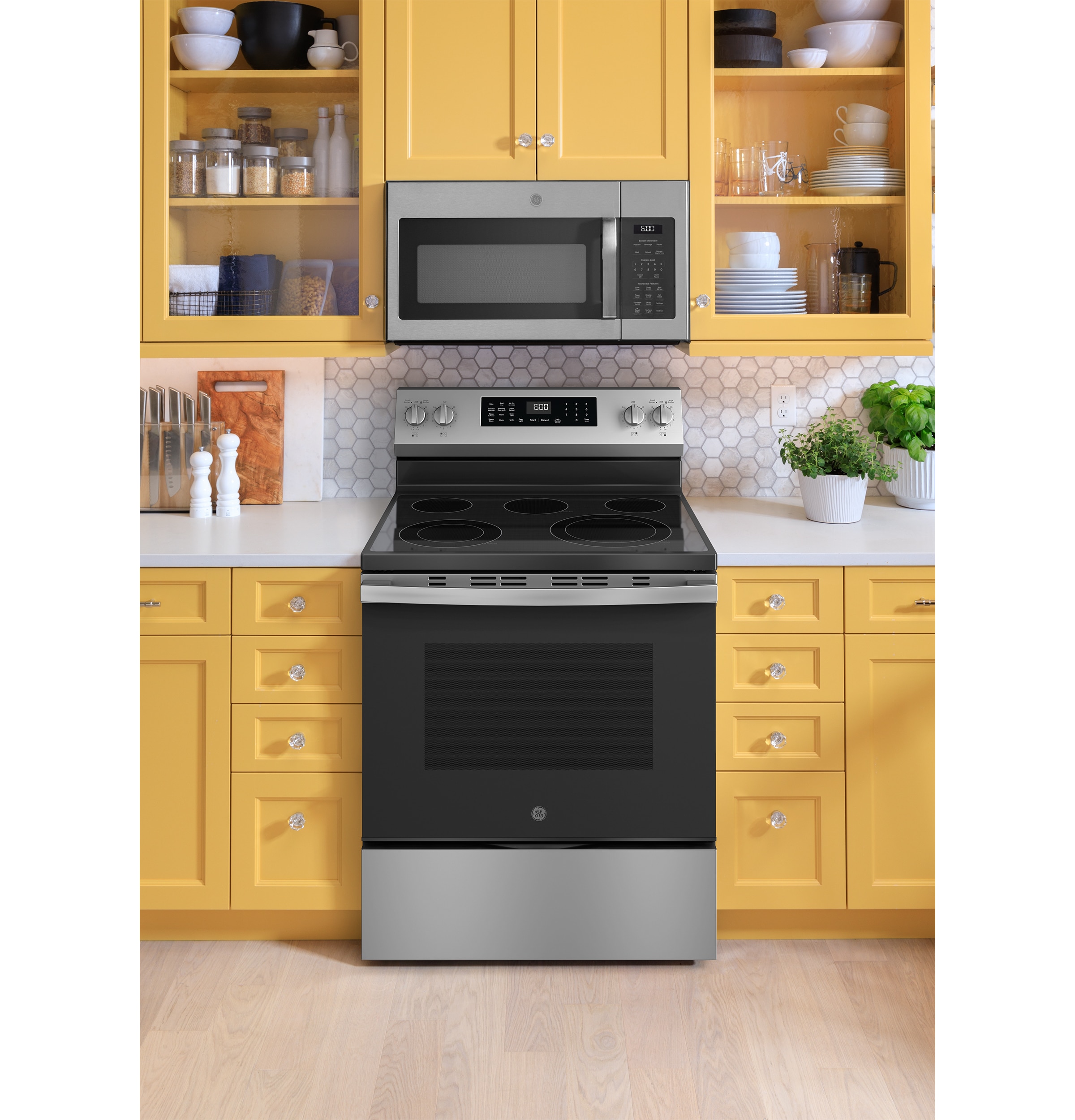 Charola para horno GE EasyWash de 30 pulgadas con cubierta de cristal y 5 quemadores, horno de convección con freidora de aire de 5.3 pies cúbicos, estufa eléctrica independiente (acabado en acero inoxidable) GRF600AVSS
