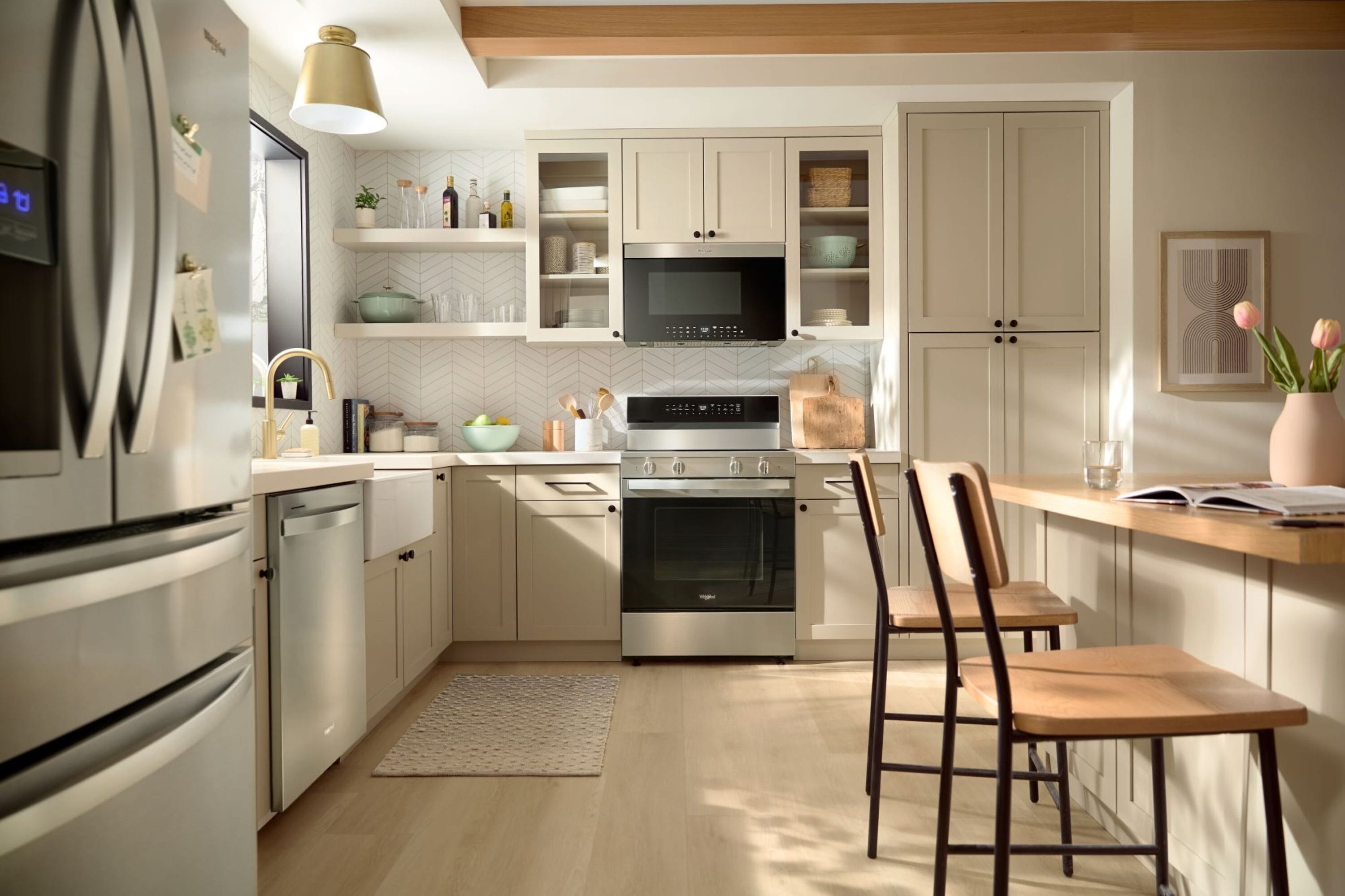 Estufa eléctrica de piso Whirlpool de 30 pulgadas con 5 quemadores de vidrio y horno de convección con freidora de aire de alta velocidad y precalentamiento rápido de 5.3 pies cúbicos con recubrimiento WipeClean (acero inoxidable) WFES7530RZ