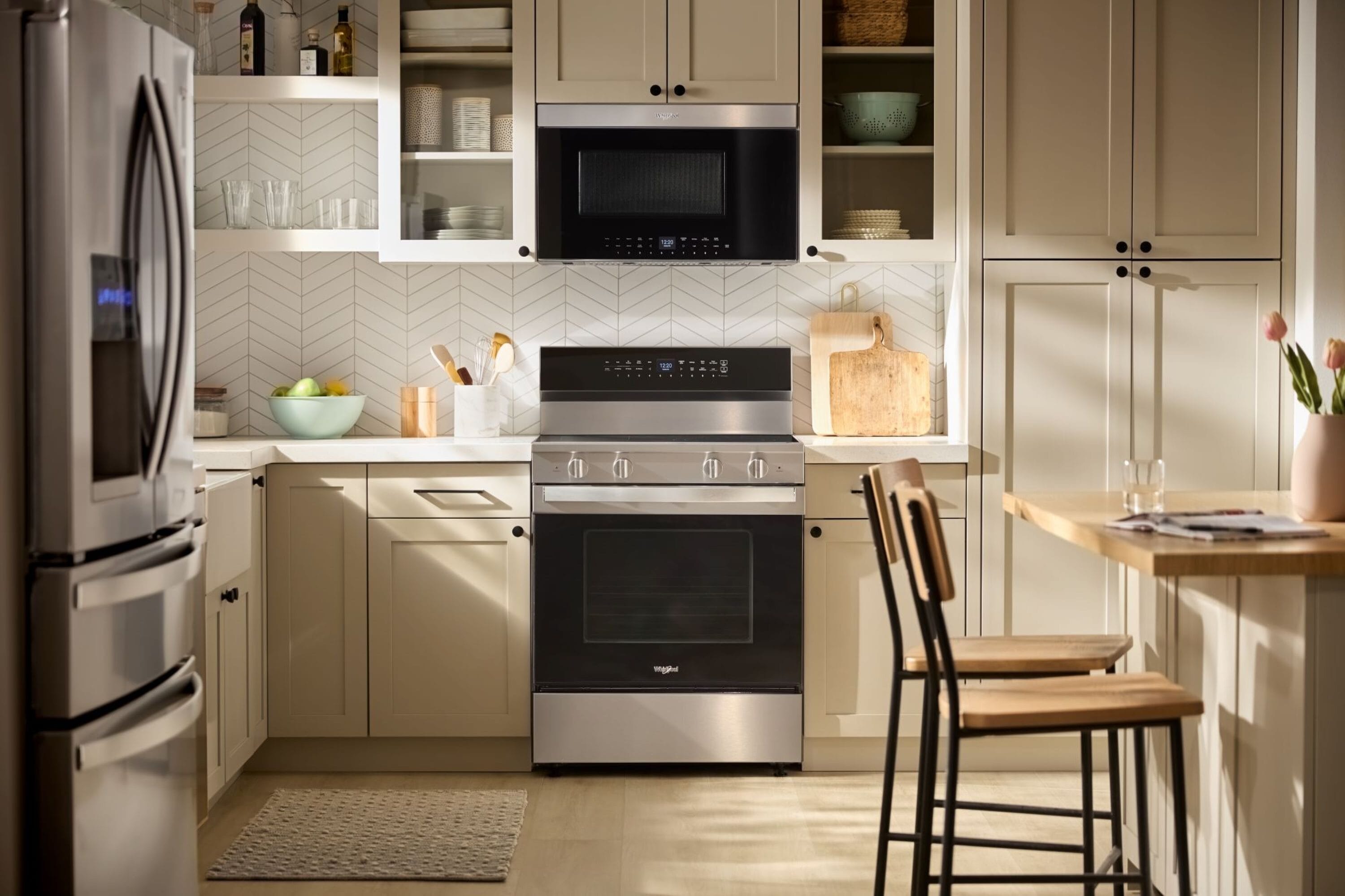 Estufa eléctrica de piso Whirlpool de 30 pulgadas con 5 quemadores de vidrio y horno de convección con freidora de aire de alta velocidad y precalentamiento rápido de 5.3 pies cúbicos con recubrimiento WipeClean (acero inoxidable) WFES7530RZ
