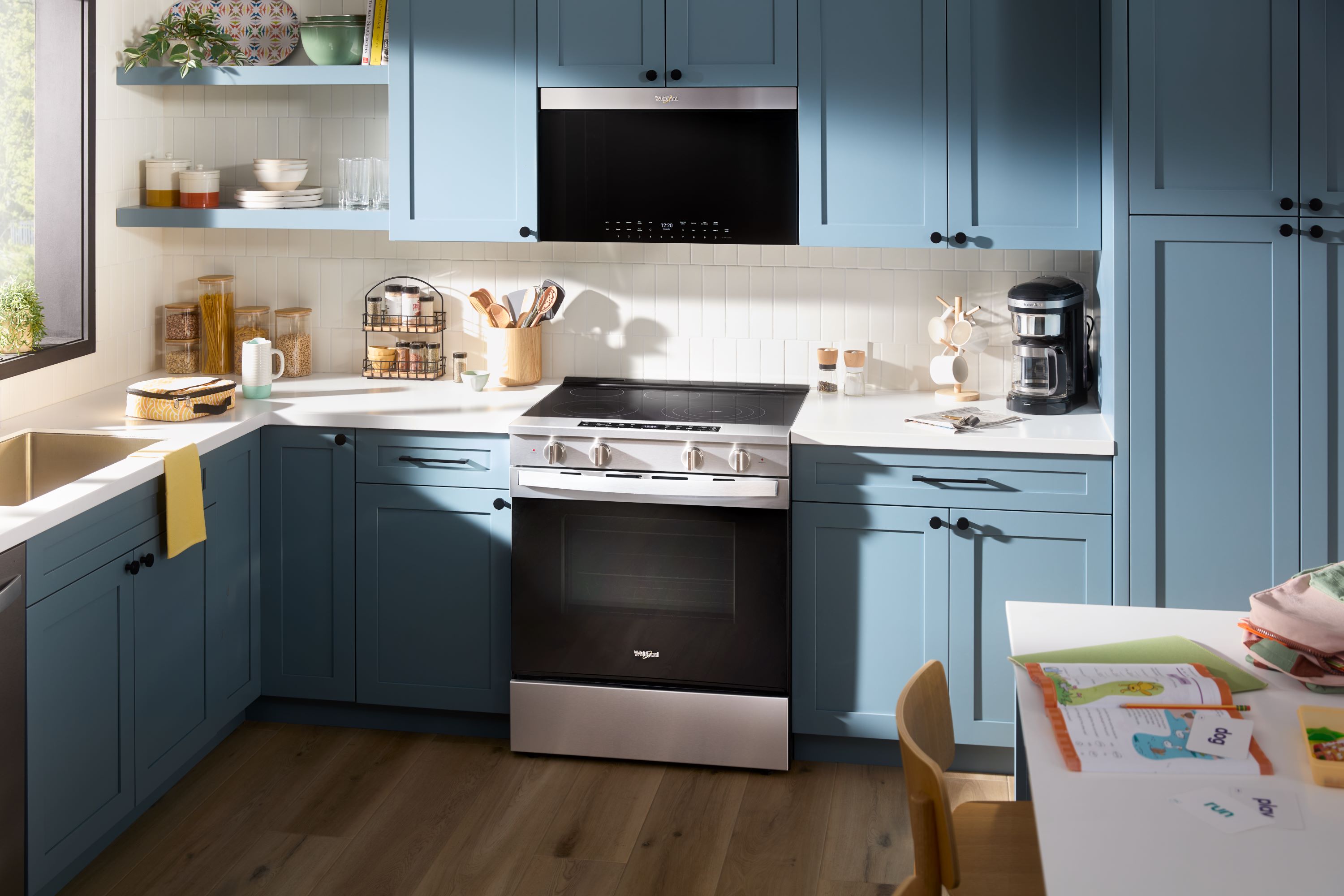 Estufa eléctrica deslizable Whirlpool de 5 quemadores y 5.3 pies cúbicos con horno de convección y freidora de aire en la parte superior de vidrio de 30 pulgadas con recubrimiento WipeClean (Acero Inoxidable Resistente a las Huellas Dactilares) WSES7530RZ