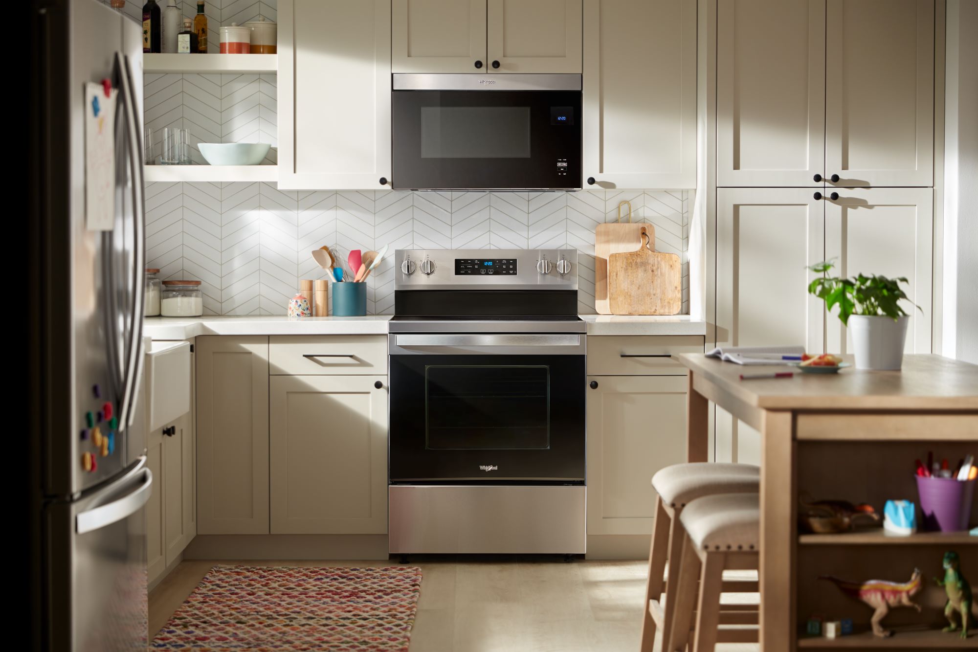 Tecnología de cocción al aire de Whirlpool 30" con cubierta de vidrio, 5 quemadores, horno de convección con freidora de aire de 5.3 pies cúbicos, gama eléctrica independiente (acero inoxidable resistente a huellas) WFES5030RZ