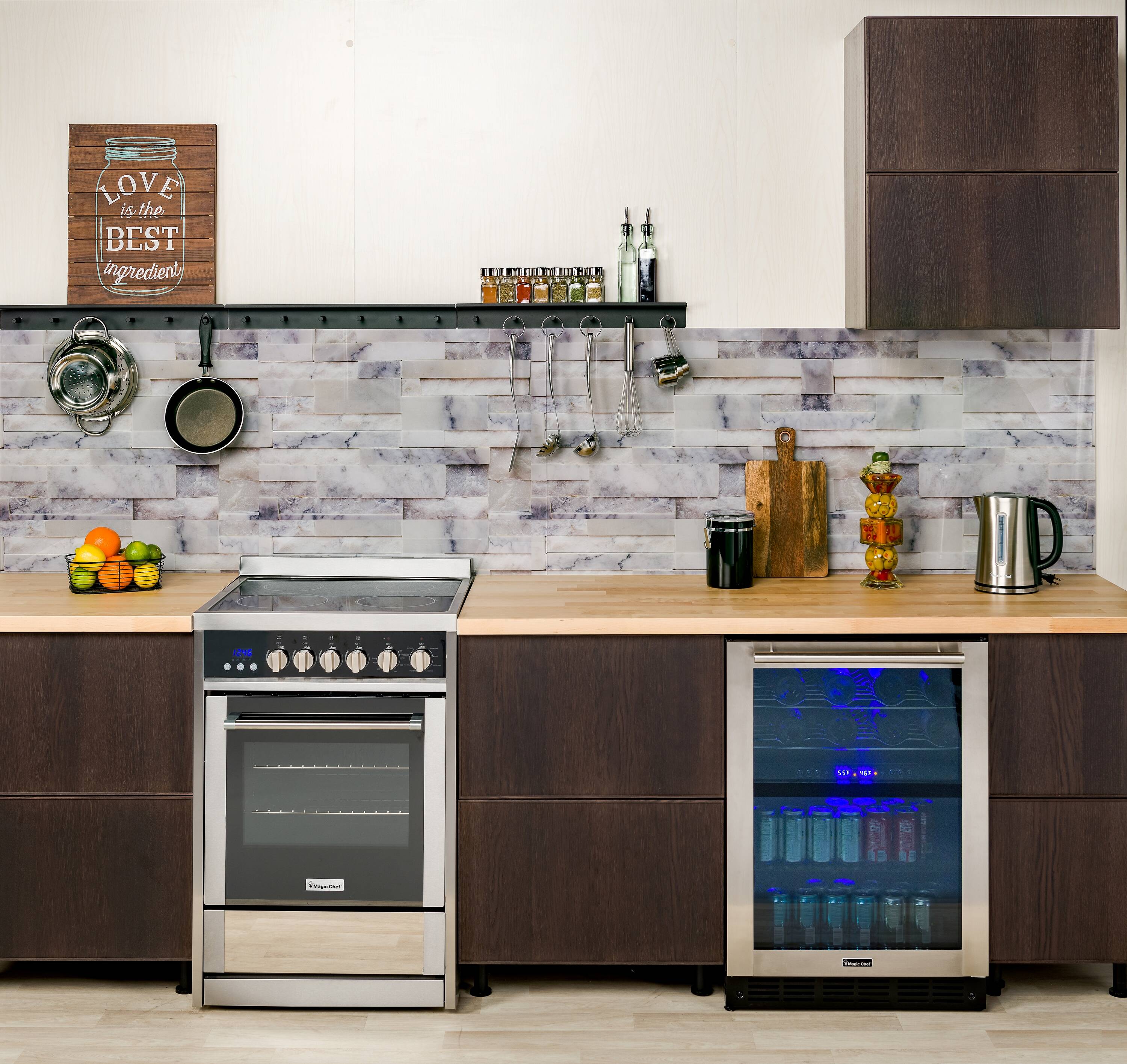 Estufa Eléctrica Independiente con Horno de Convección de 2.2 pies cúbicos y 4 Quemadores de Vidrio de 24 pulgadas de Magic Chef de Acero Inoxidable