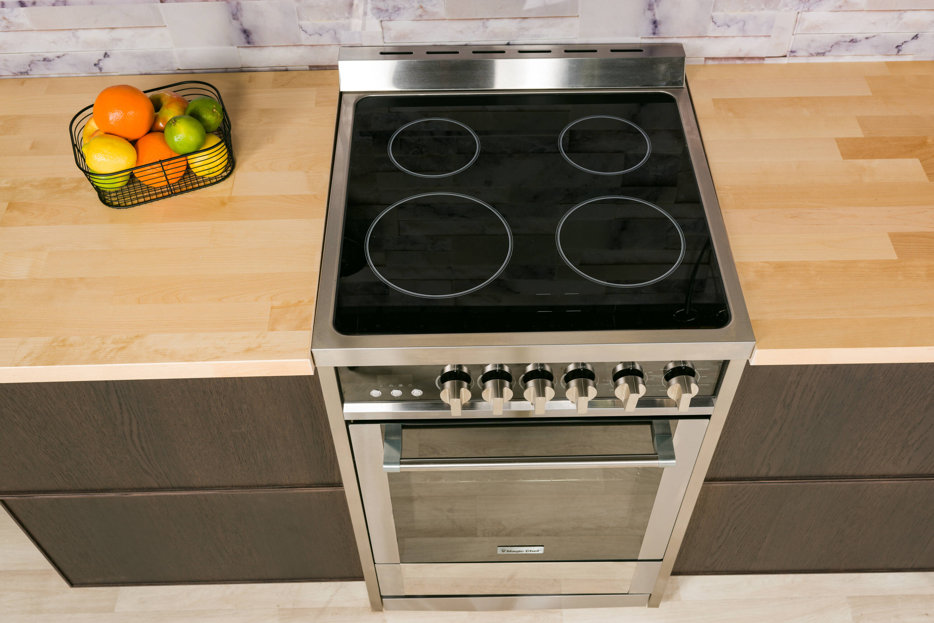 Estufa Eléctrica Independiente con Horno de Convección de 2.2 pies cúbicos y 4 Quemadores de Vidrio de 24 pulgadas de Magic Chef de Acero Inoxidable
