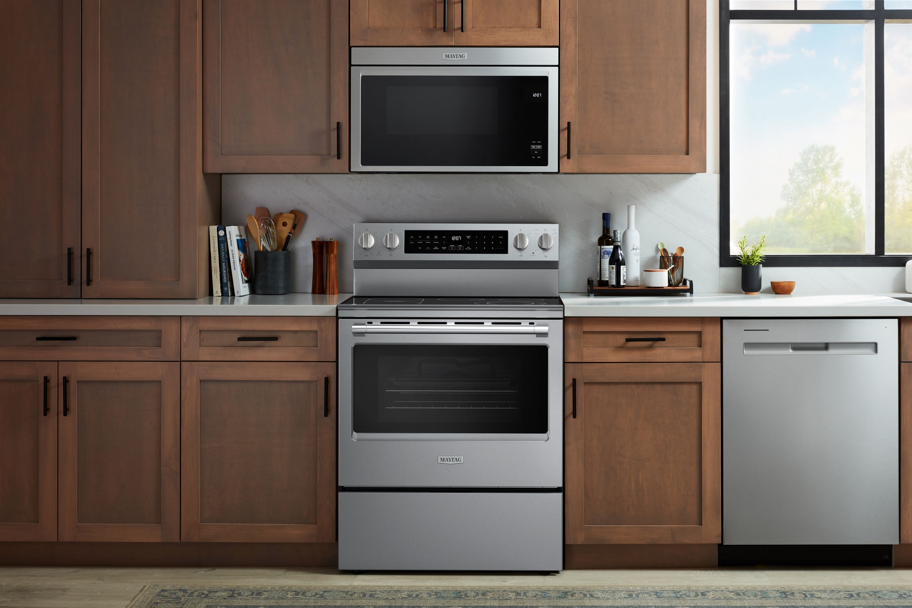 Estufa eléctrica independiente con horno de convección para freír al aire, superficie de vidrio de 30 pulgadas con 5 quemadores y 5.3 pies cúbicos de capacidad (Acero Inoxidable) de Maytag.