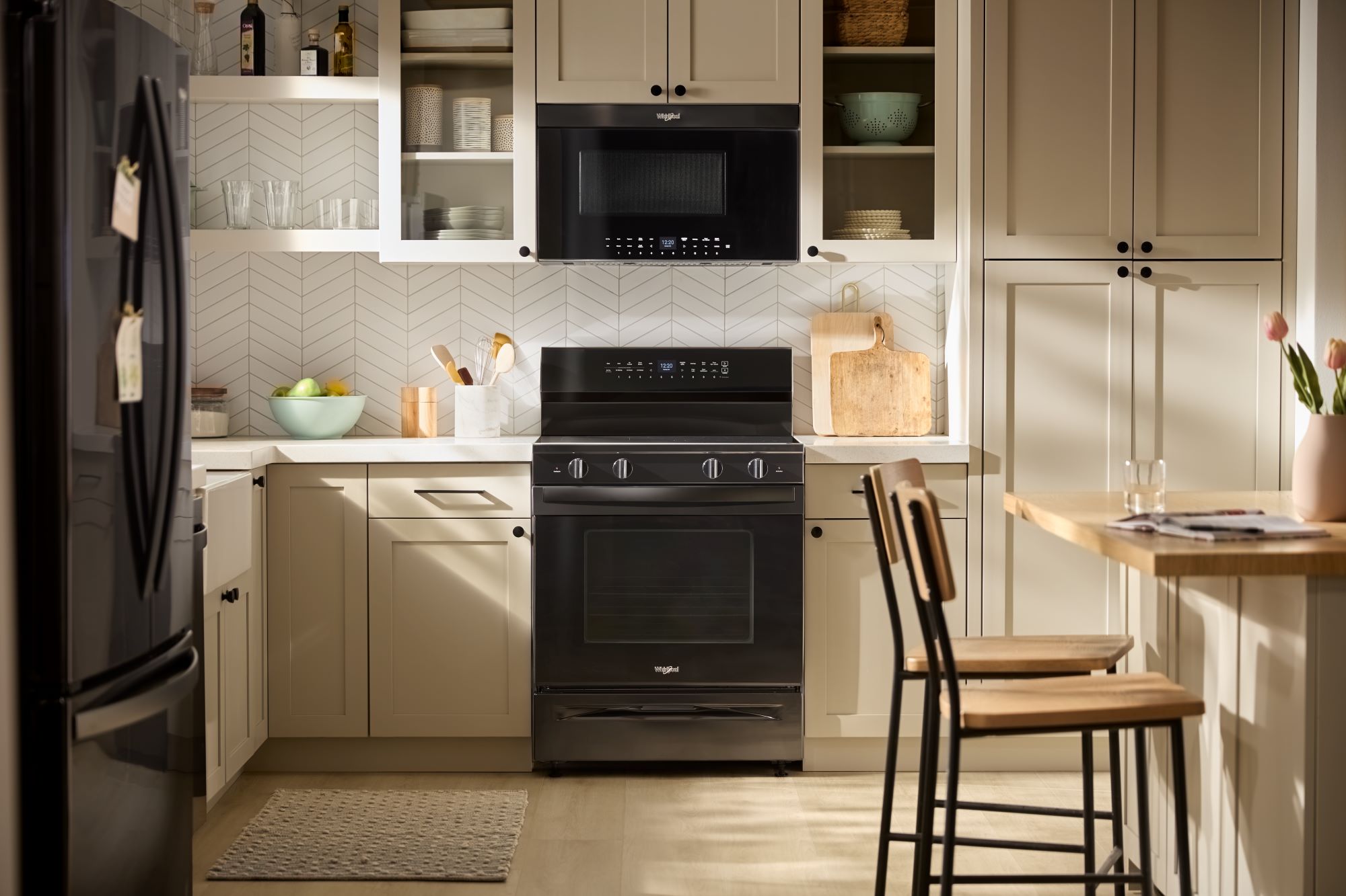 Estufa de convección eléctrica independiente con recubrimiento WipeClean de 30 pulgadas, 5 quemadores en vidrio negro de alta velocidad Whirlpool con precalentamiento rápido y horno de 5.3 pies cúbicos