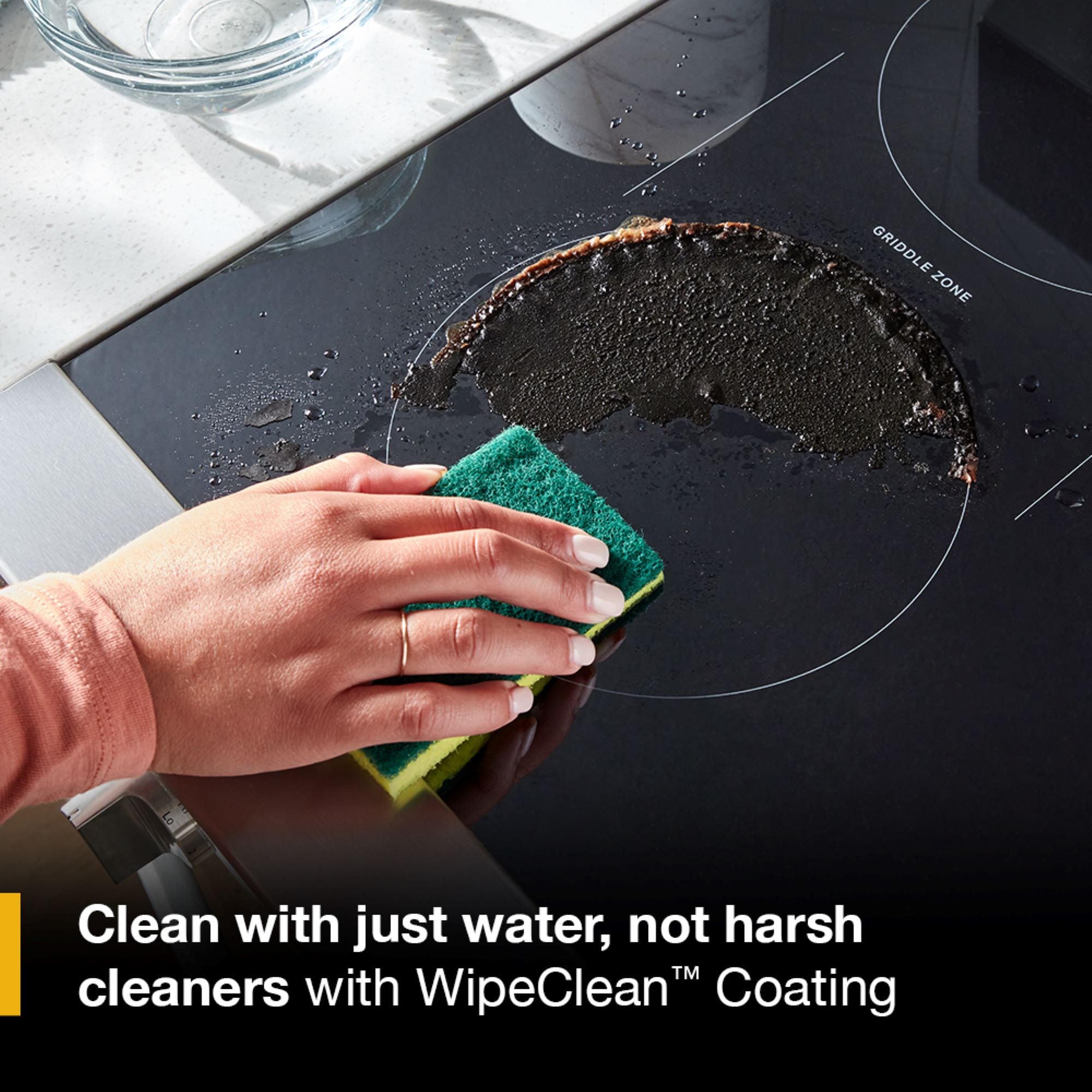 Estufa de convección eléctrica independiente con recubrimiento WipeClean de 30 pulgadas, 5 quemadores en vidrio negro de alta velocidad Whirlpool con precalentamiento rápido y horno de 5.3 pies cúbicos
