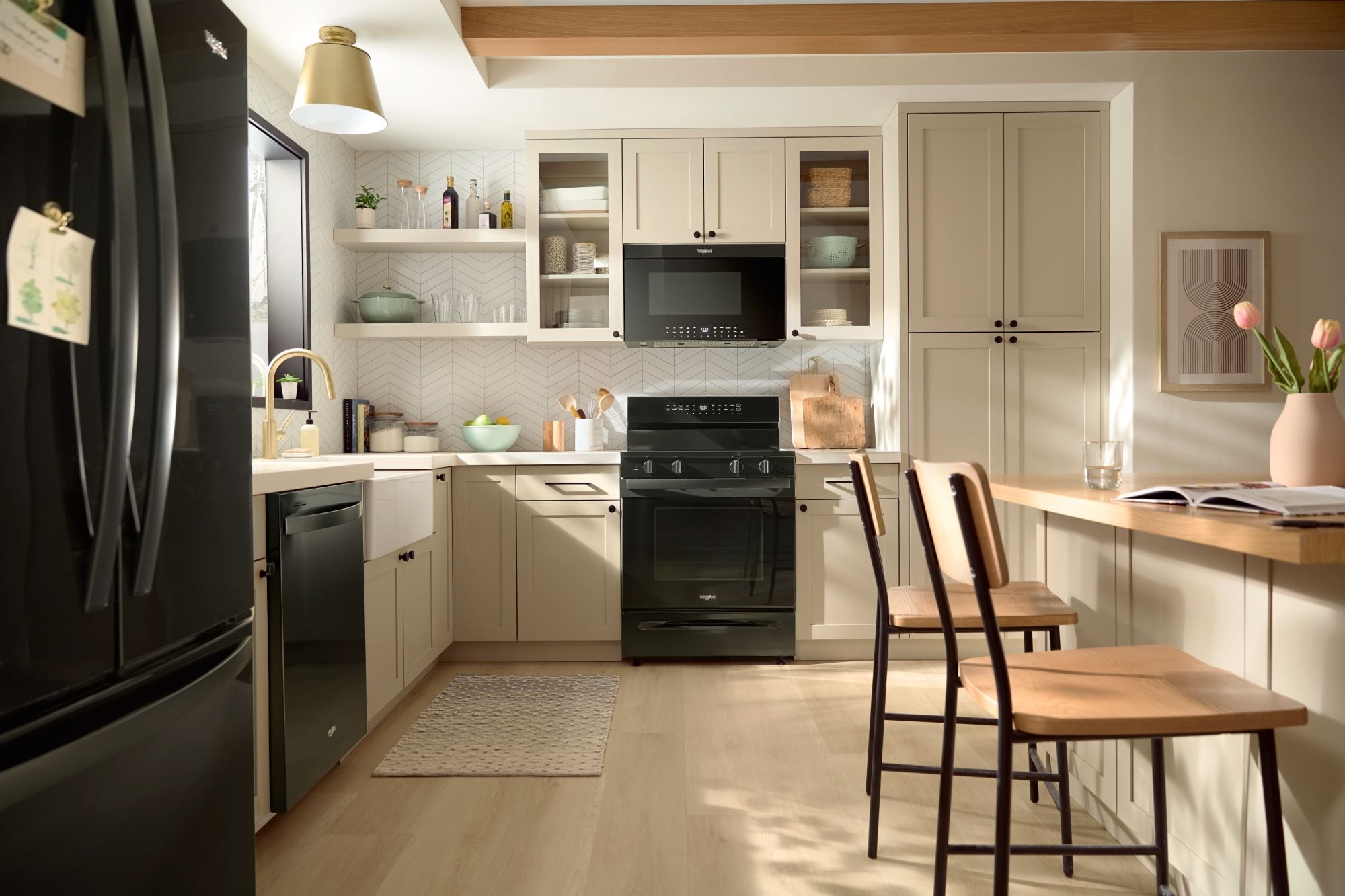 Estufa de convección eléctrica independiente con recubrimiento WipeClean de 30 pulgadas, 5 quemadores en vidrio negro de alta velocidad Whirlpool con precalentamiento rápido y horno de 5.3 pies cúbicos