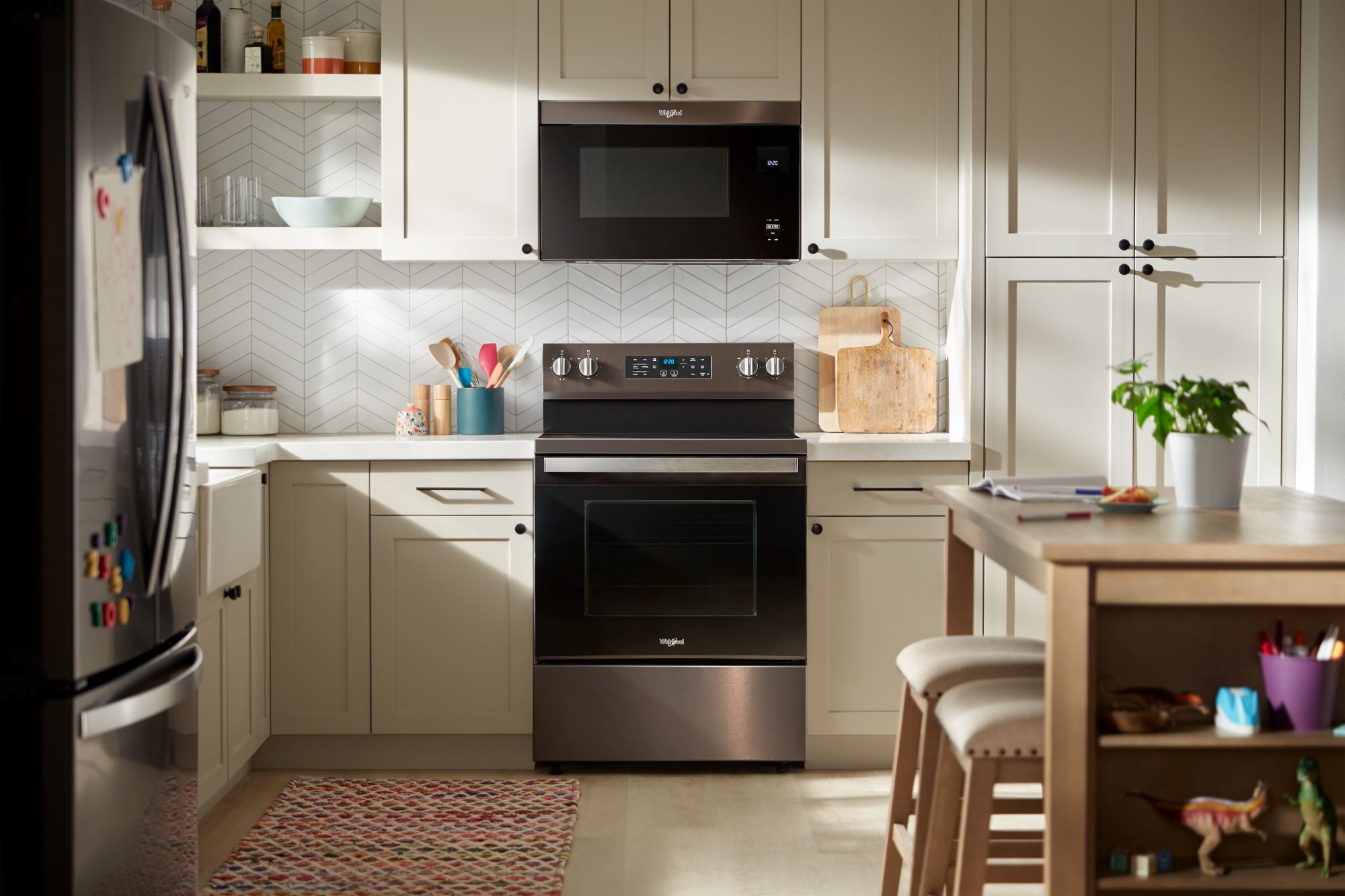 Tecnología de cocción al aire de Whirlpool, 4 quemadores de 30 pulgadas con horno de convección de freír al aire de 5.3 pies cúbicos, estufa eléctrica independiente de acero inoxidable negro.