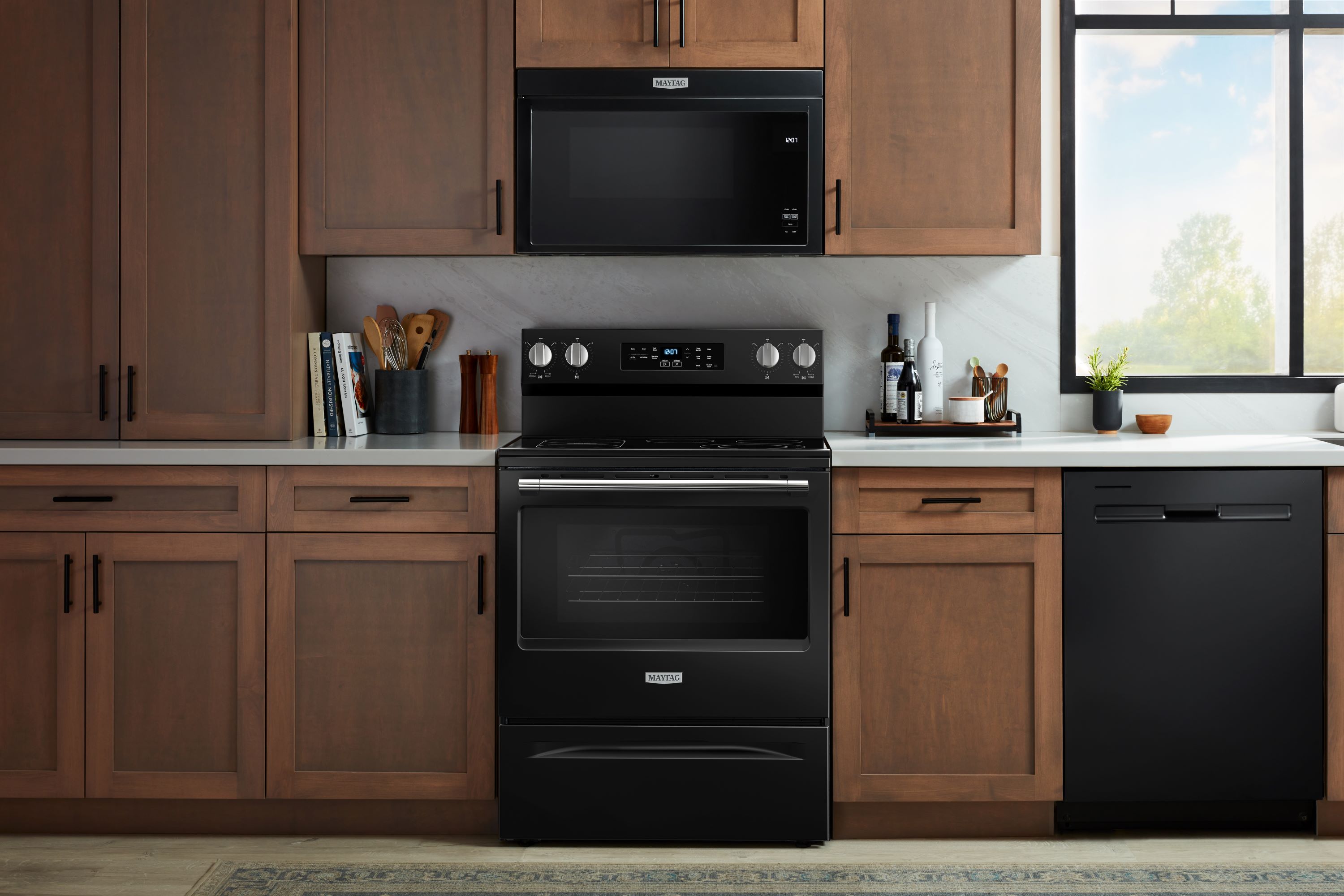 Estufa eléctrica independiente Maytag con quemadores de cristal de 30 pulgadas y capacidad de 5.3 pies cúbicos con freidora de aire (Negra) MFES6030RB