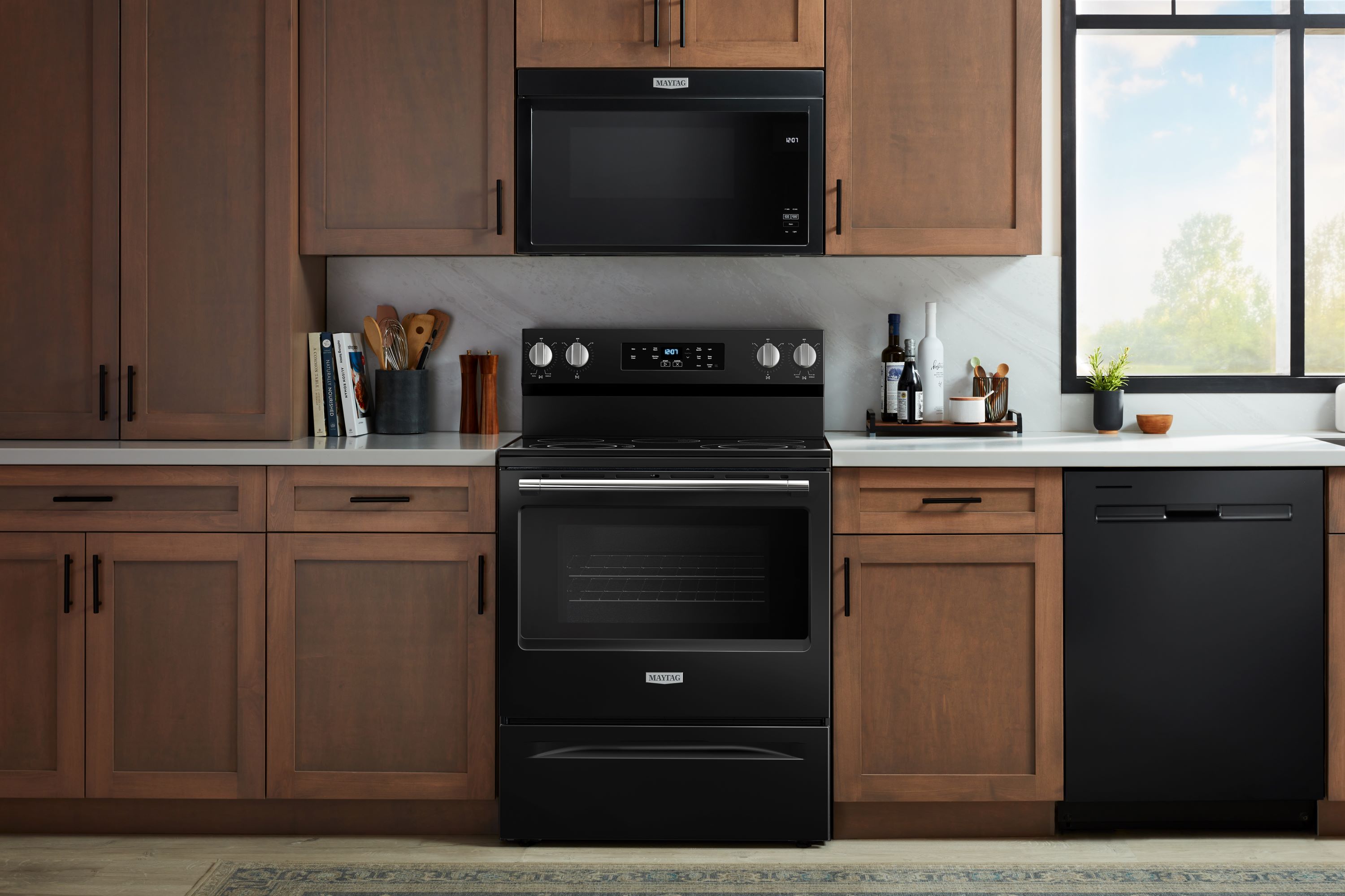 Estufa eléctrica independiente con quemadores de vidrio de 5.3 pies cúbicos y 5 quemadores de Maytag de 30 pulgadas (Negro) MFES4030RB.