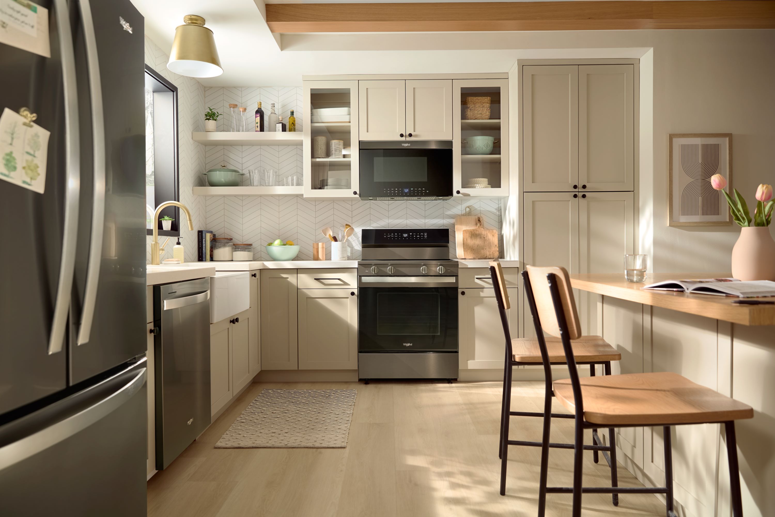 Estufa eléctrica independiente de 5 quemadores y horno de convección de 5.3 pies cúbicos con recubrimiento WipeClean en acero inoxidable negro de 30 pulgadas de alto rendimiento de precalentamiento rápido de Whirlpool.