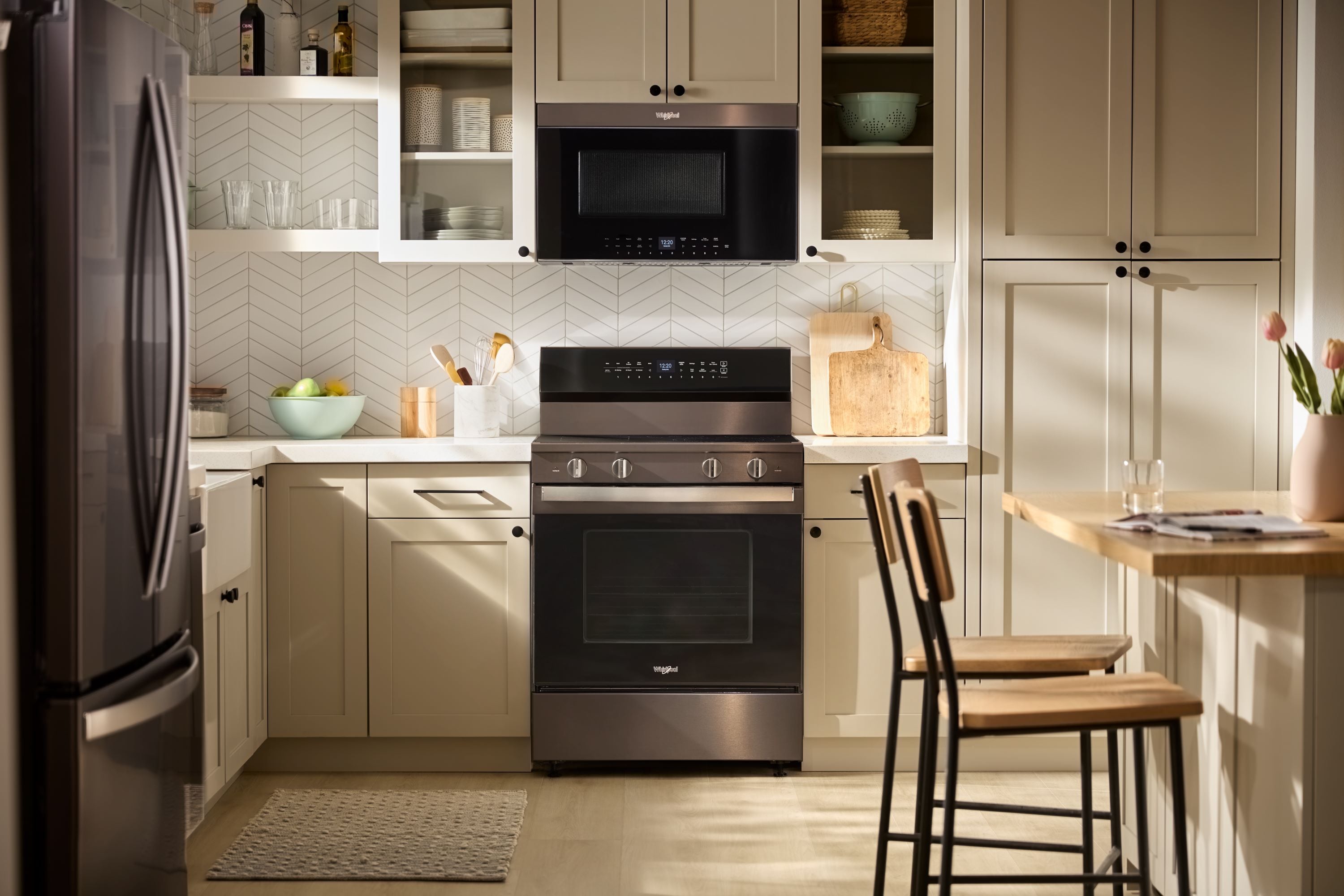 Estufa eléctrica independiente de 5 quemadores y horno de convección de 5.3 pies cúbicos con recubrimiento WipeClean en acero inoxidable negro de 30 pulgadas de alto rendimiento de precalentamiento rápido de Whirlpool.