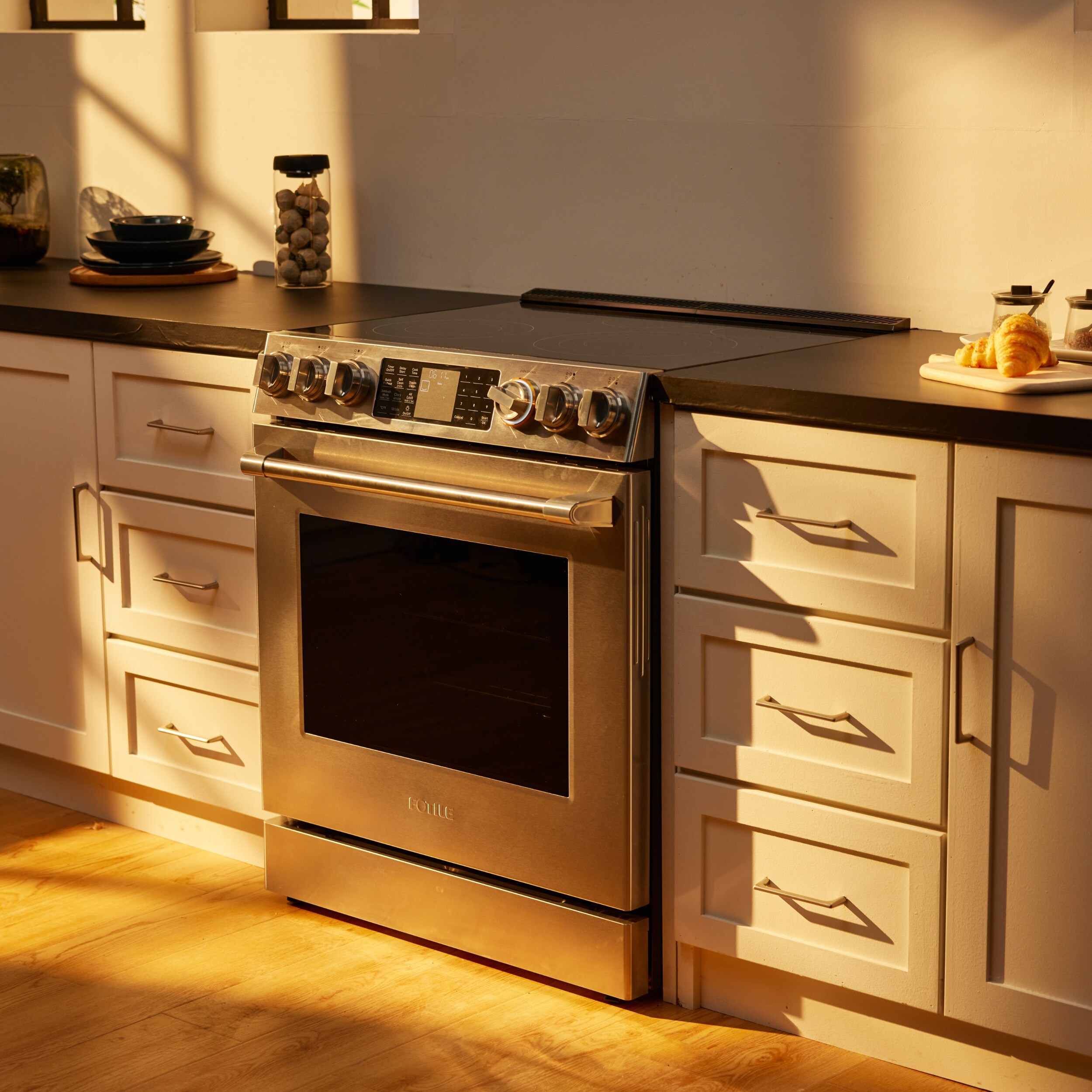 Tecnología FreshBake de FOTILE con horno de convección de freír al aire de 5.7 pies cúbicos y 5 quemadores en una estufa eléctrica deslizable de vidrio de 30 pulgadas (Acero inoxidable)