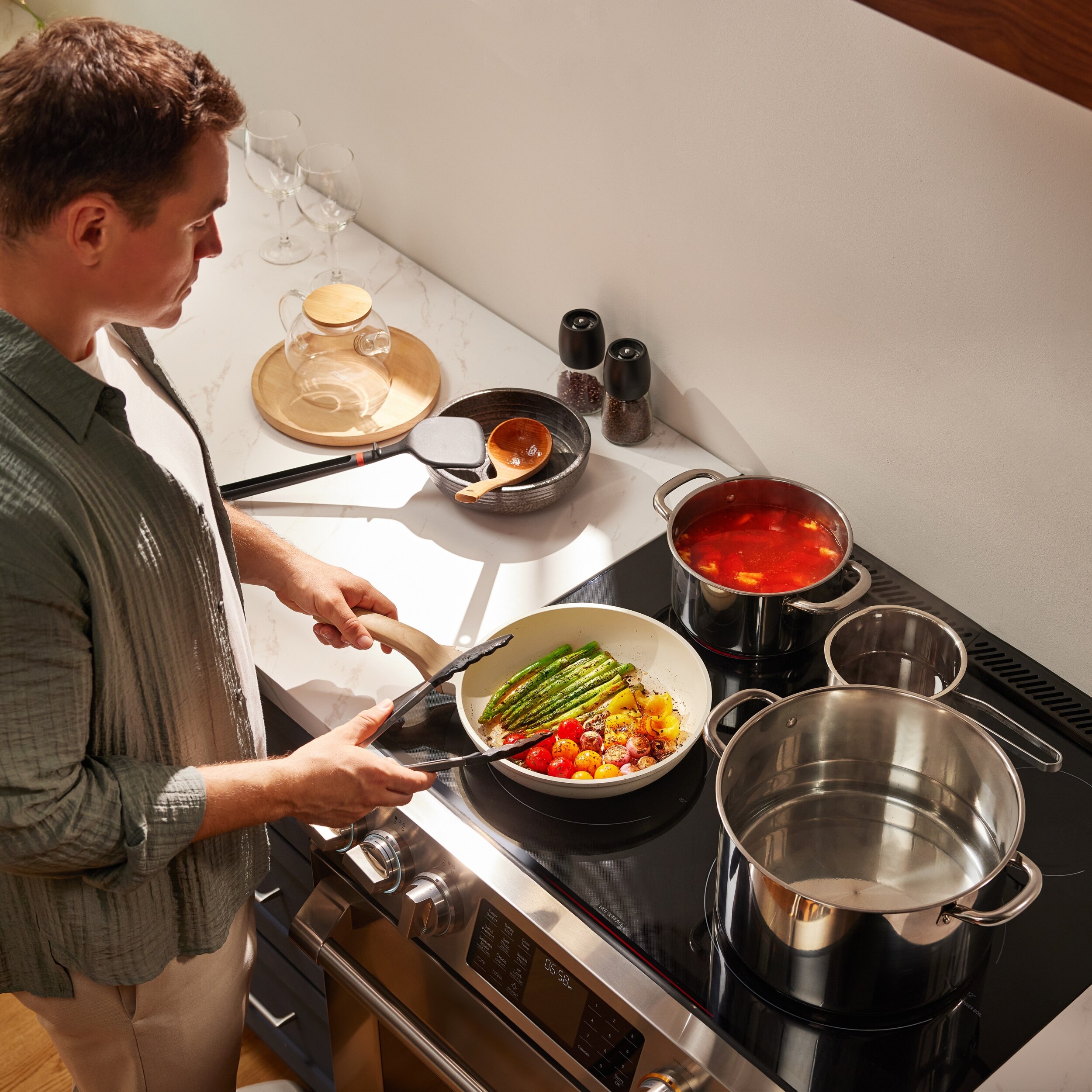 Tecnología FreshBake de FOTILE con horno de convección de freír al aire de 5.7 pies cúbicos y 5 quemadores en una estufa eléctrica deslizable de vidrio de 30 pulgadas (Acero inoxidable)