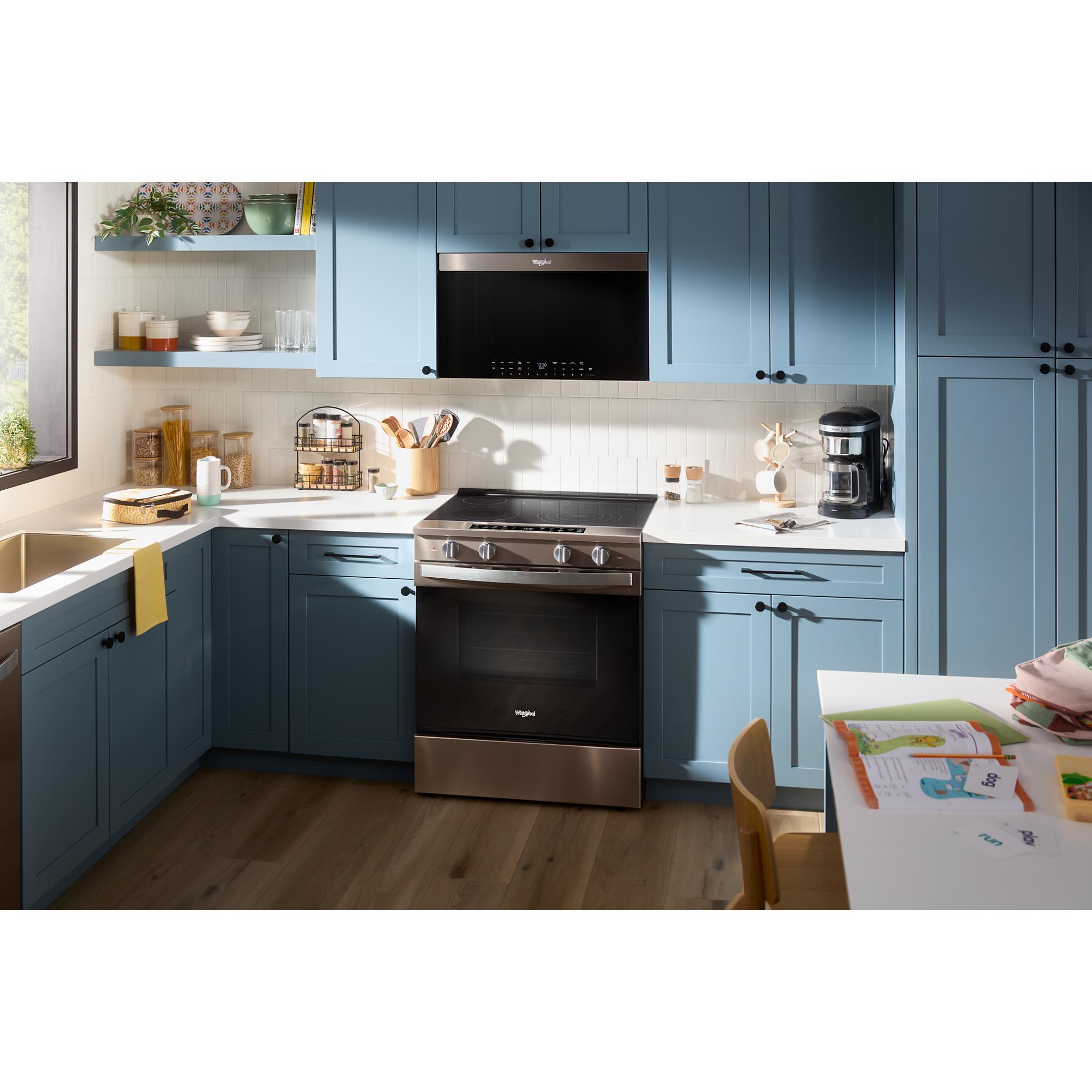 Estufa eléctrica con horno de convección para freír al aire de 5 quemadores de vidrio de 30 pulgadas de Whirlpool con acabado de acero inoxidable negro y recubrimiento WipeClean