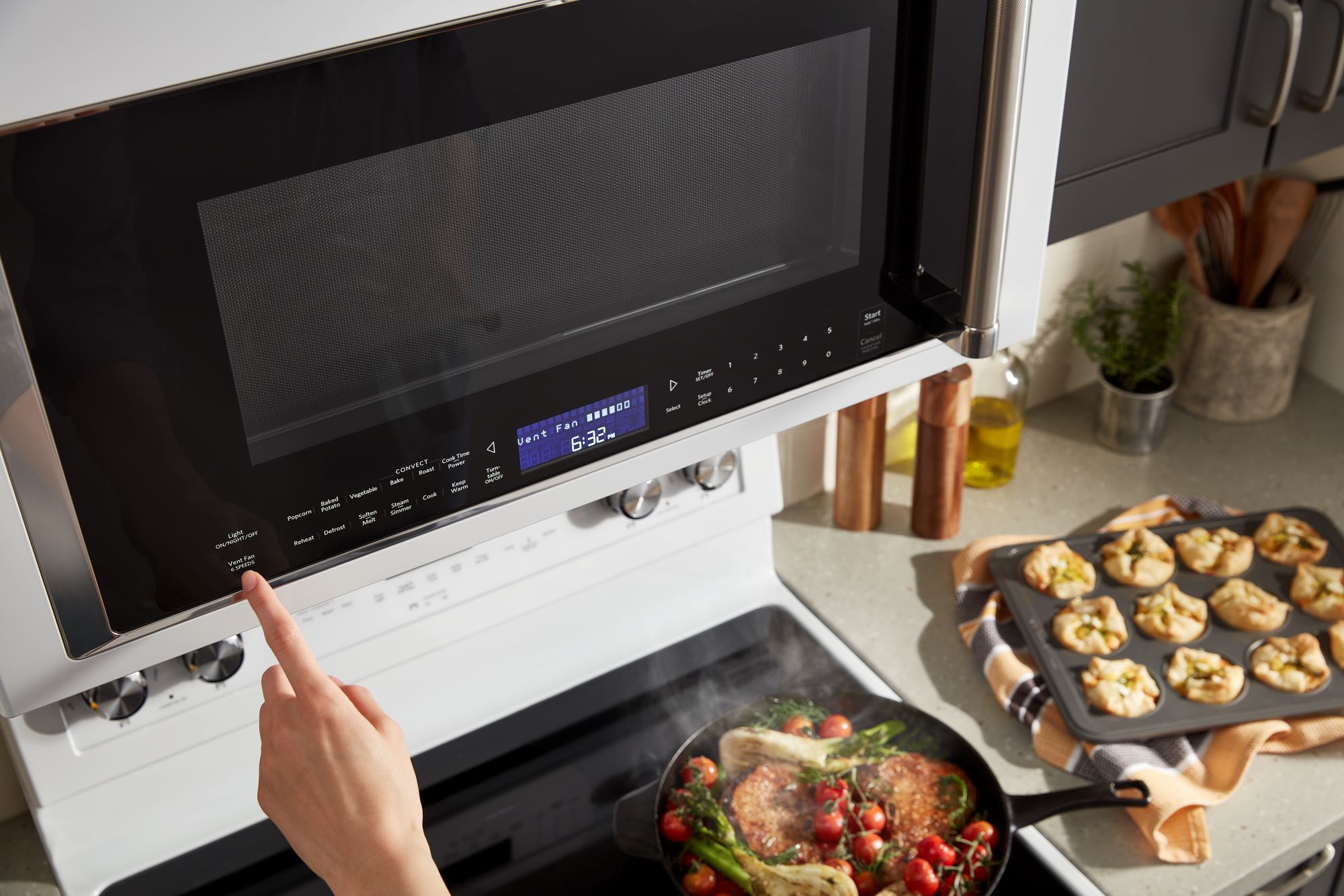 Estufa eléctrica independiente con horno de convección de 6.4 pies cúbicos, 5 quemadores y cubierta de vidrio de 30 pulgadas en color blanco KitchenAid