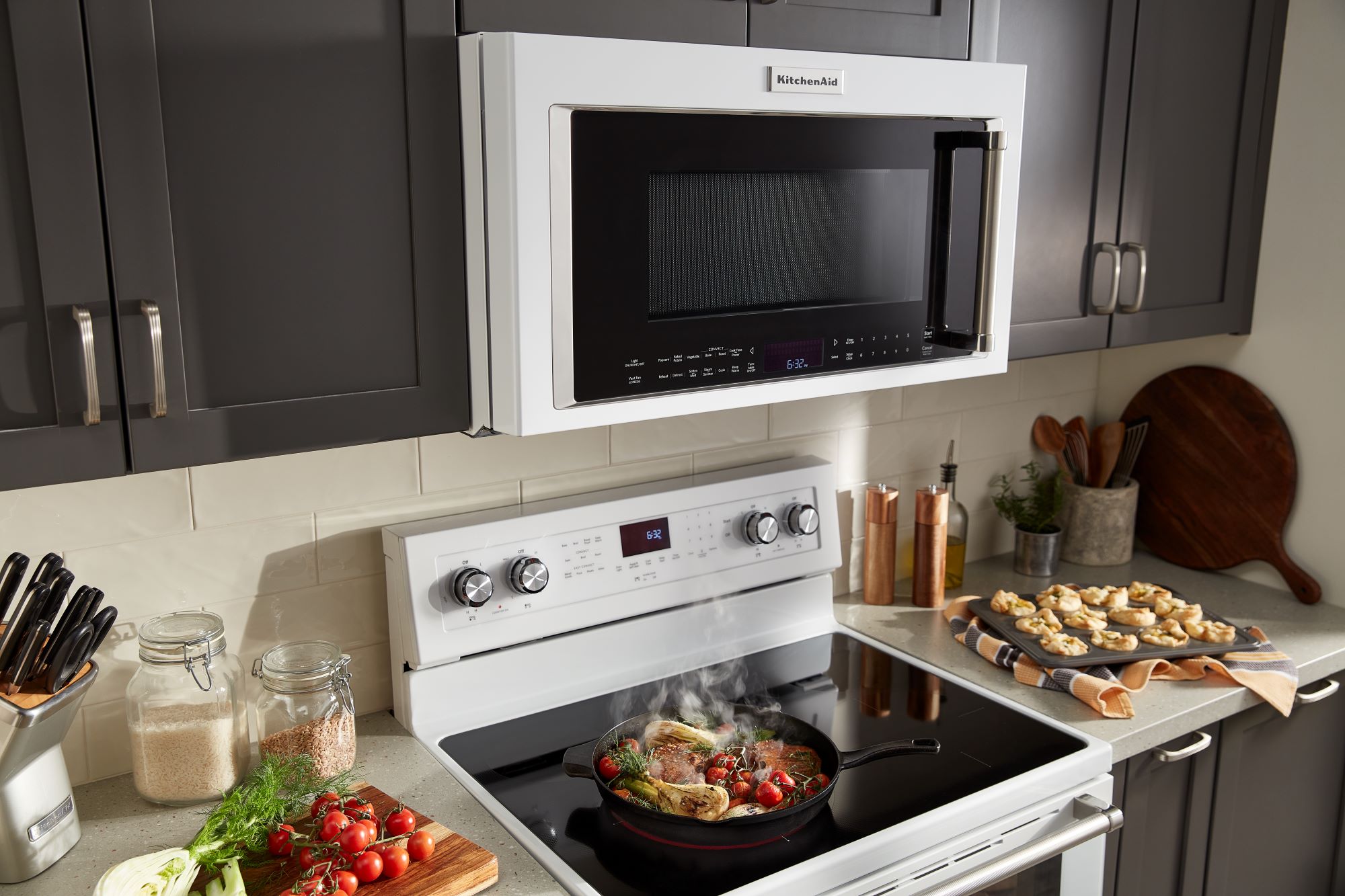 Estufa eléctrica independiente con horno de convección de 6.4 pies cúbicos, 5 quemadores y cubierta de vidrio de 30 pulgadas en color blanco KitchenAid