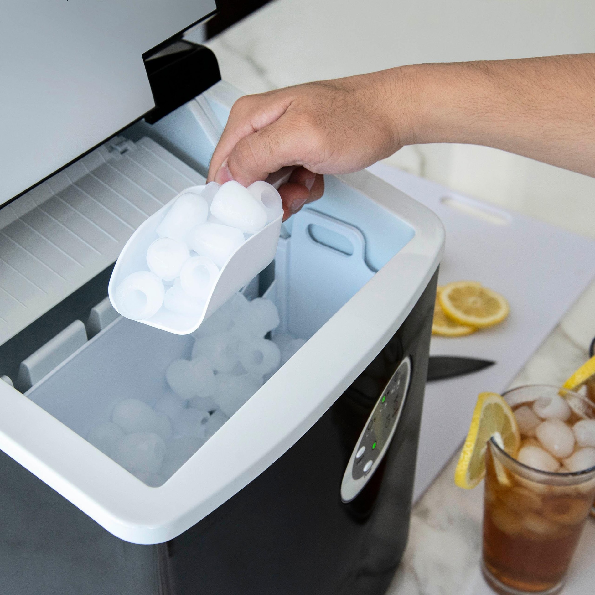 Máquina de hielo tipo bala para encimera o portátil que produce 28 libras de hielo al día (Negro) AI-100BK de NewAir