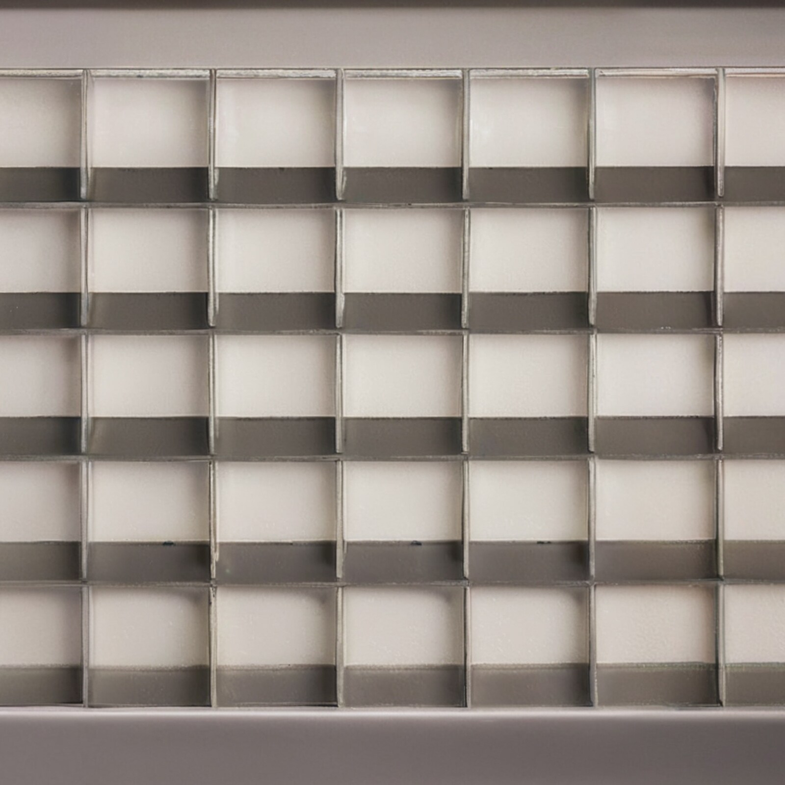 Máquina para hacer hielo con capacidad de 27.5 libras y producción de 80 libras de hielo al día, fabricada en acero inoxidable y ABS, con diseño independiente.