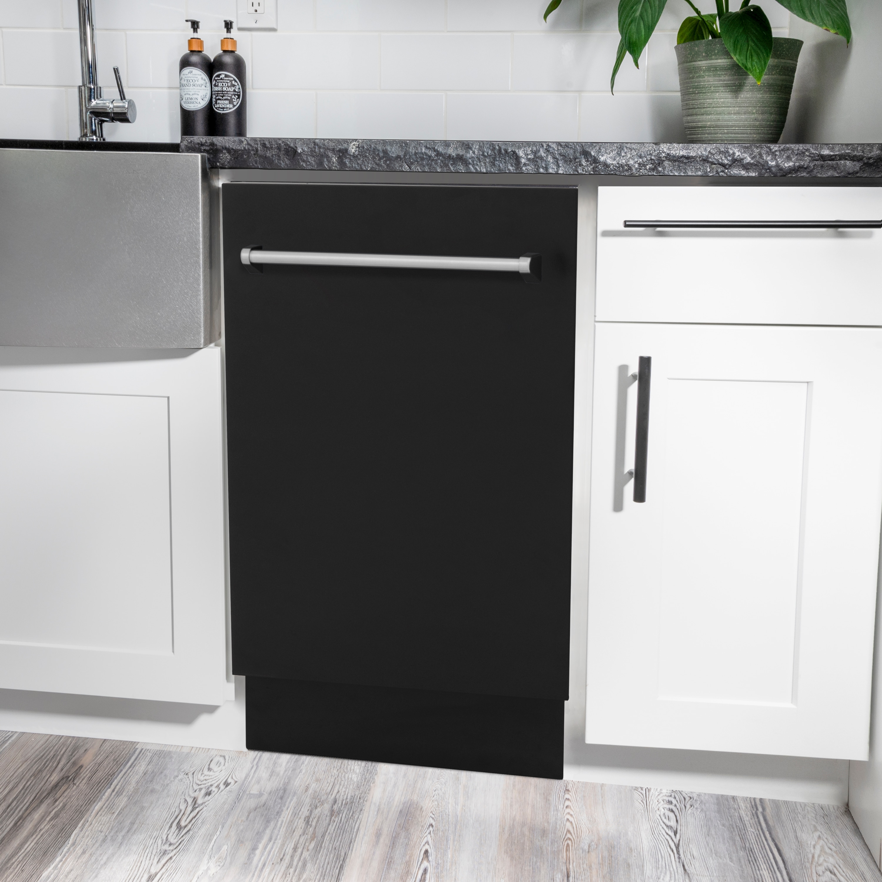 Lavavajillas empotrado de control superior ZLINE KITCHEN & BATH Tallac de 18 pulgadas con tercer rack (Tina de acero inoxidable con panel negro mate) ENERGY STAR, nivel de sonido estándar de 51 decibeles DWV-BLM-18.