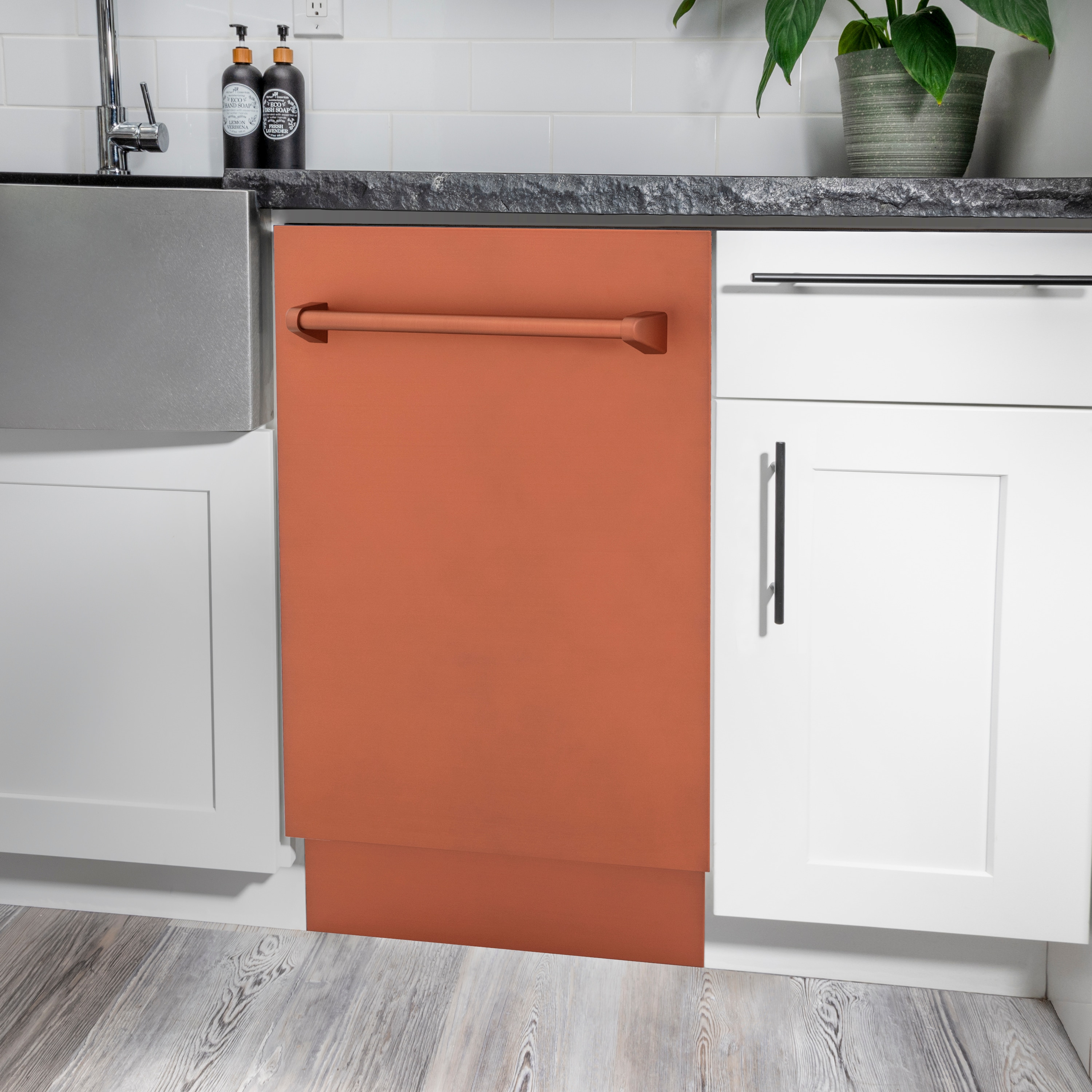 Lavavajillas empotrado de control superior de 18 pulgadas con tercera parrilla (tina de acero inoxidable con panel de cobre) ENERGY STAR, nivel de sonido estándar de 51 decibelios DWV-C-18 de ZLINE KITCHEN & BATH Tallac