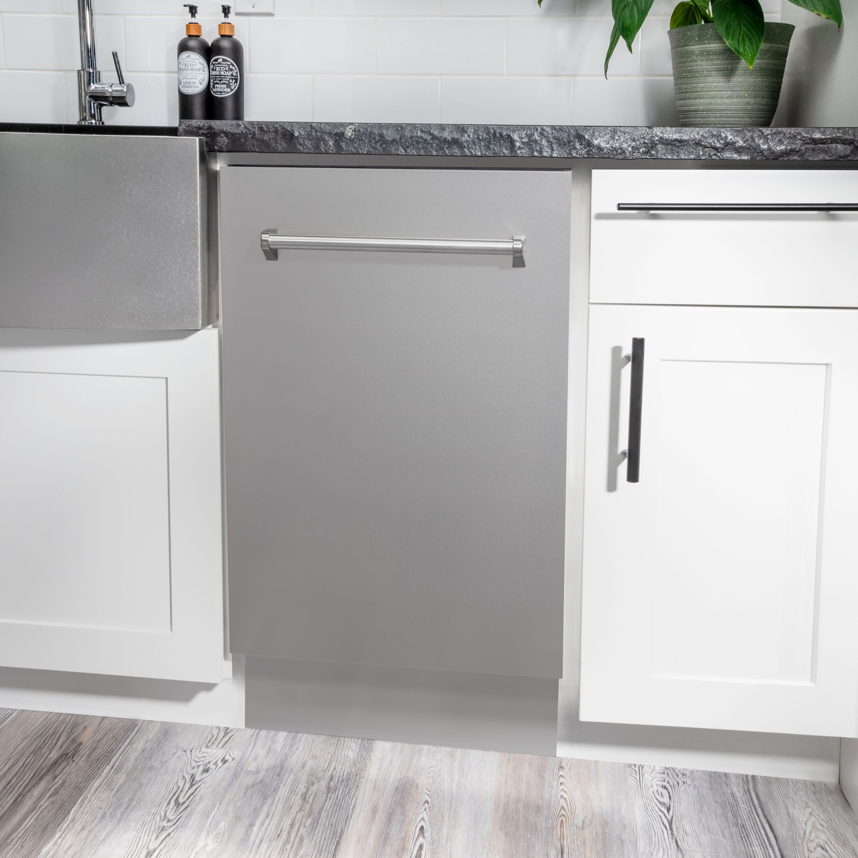 Lavavajillas empotrable de control superior de 18 pulgadas de ZLINE KITCHEN & BATH con tercer rack (tina de acero inoxidable con panel de acero inoxidable tradicional) ENERGY STAR, nivel de sonido estándar de 51 decibeles DWV-304-18