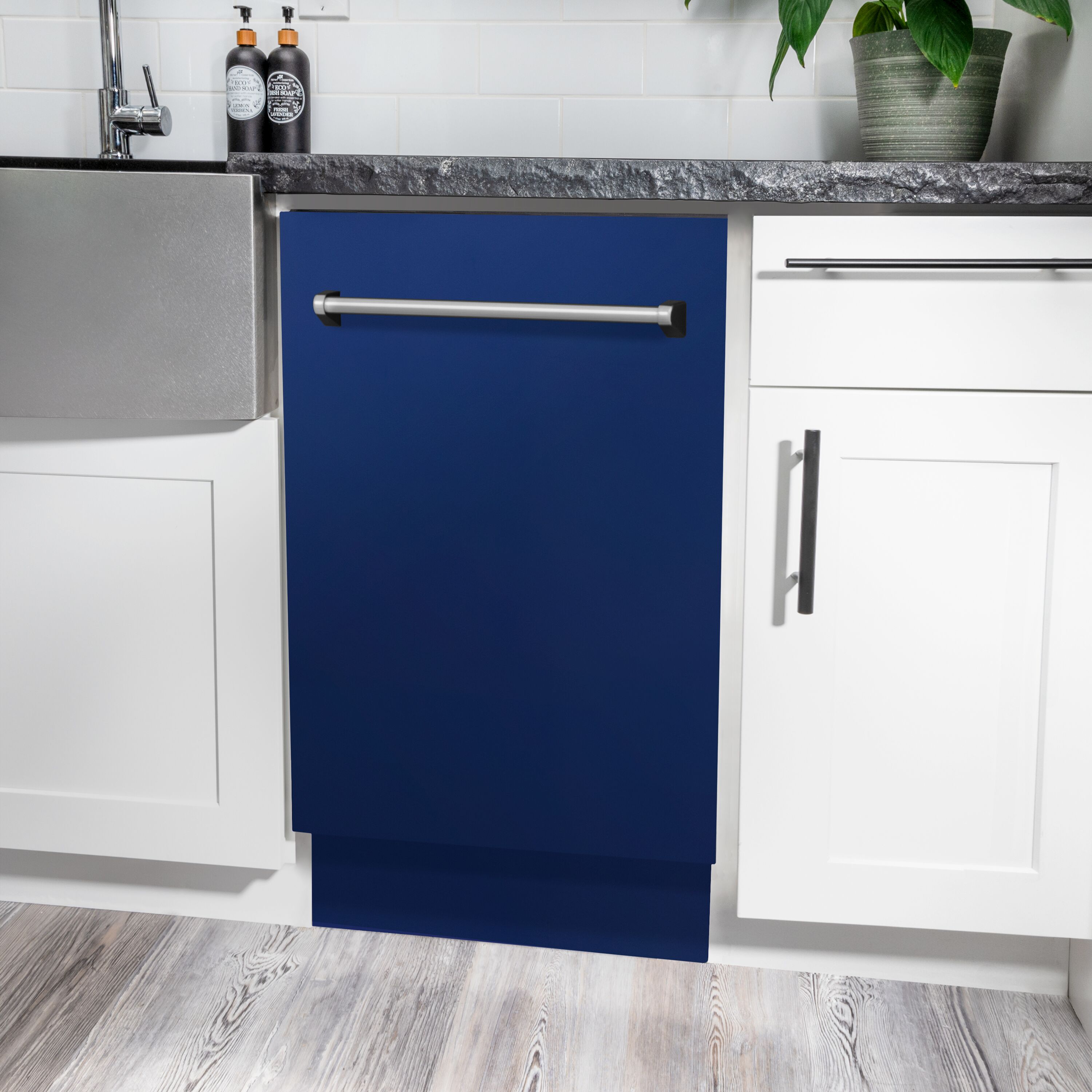 Lavavajillas Empotrado de Control Superior de 18 pulgadas con Tercer Estante (Tina de Acero Inoxidable con Panel Azul Brillante) ENERGY STAR, Nivel de Sonido Estándar de 51 Decibeles DWV-BG-18 de ZLINE KITCHEN & BATH.