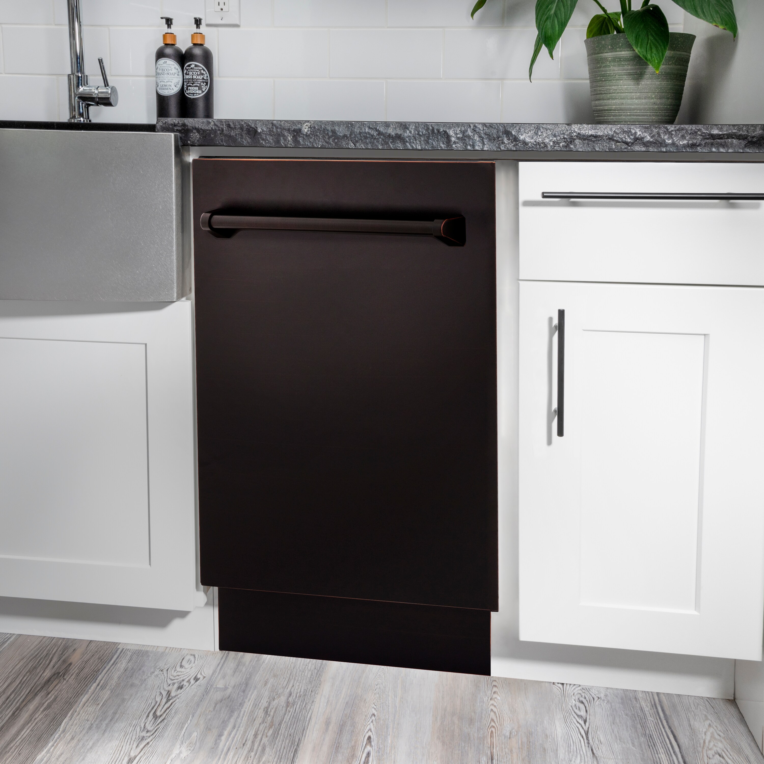Lavavajillas Empotrado ZLINE KITCHEN & BATH Tallac de 18 pulgadas con Control Superior y Tercer Riel (tina de acero inoxidable con panel de bronce en aceite) con Certificación ENERGY STAR, Nivel de Sonido Estándar de 51 Decibeles DWV-ORB-18