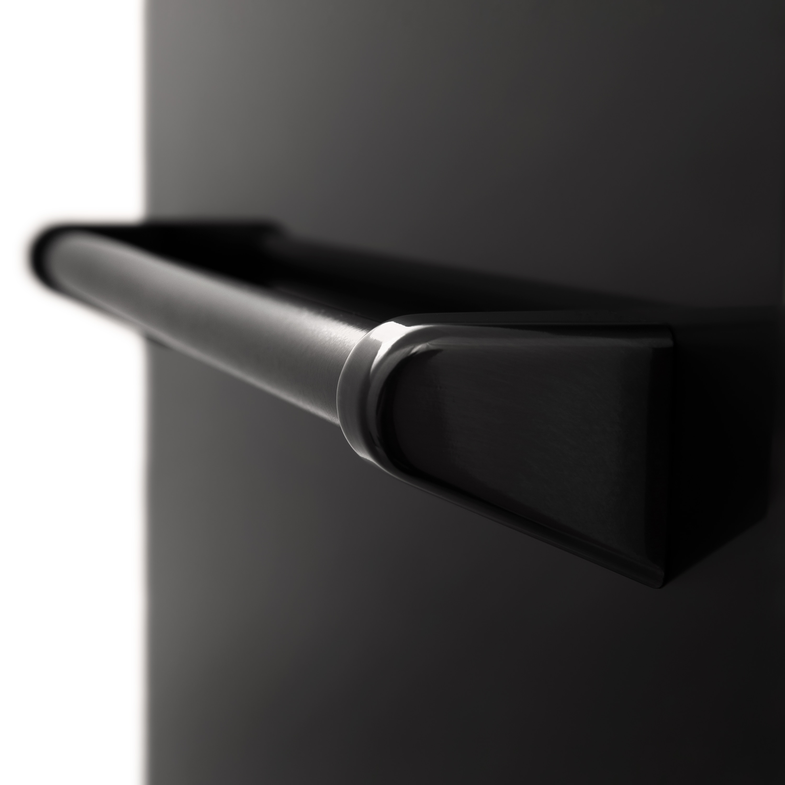 Lavavajillas empotrable de control superior de 18 pulgadas con tercera rejilla (tina de acero inoxidable con panel de acero inoxidable negro) ENERGY STAR, nivel de sonido estándar de 51 decibelios modelo DWV-BS-18 de ZLINE KITCHEN & BATH Tallac.