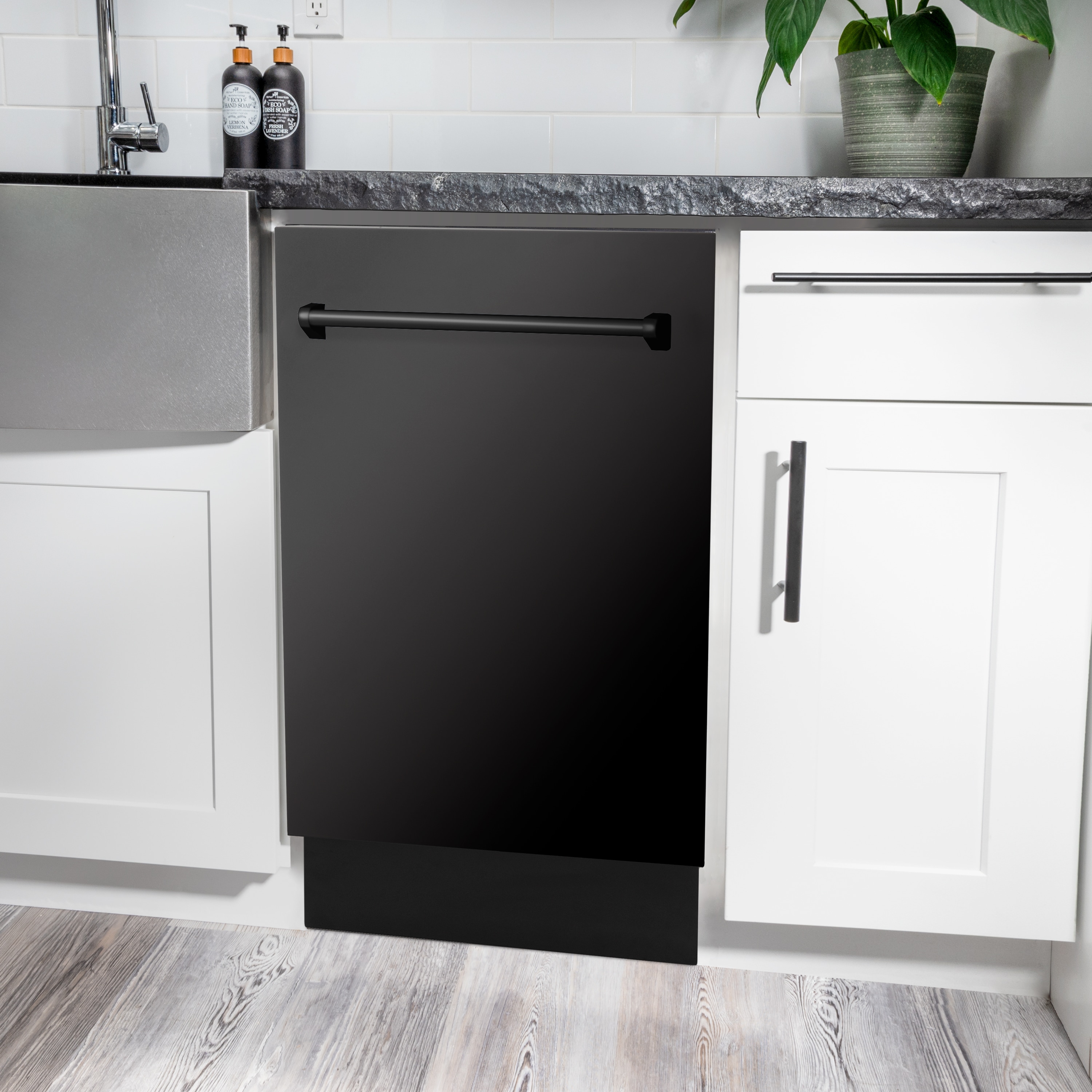 Lavavajillas empotrable de control superior de 18 pulgadas con tercera rejilla (tina de acero inoxidable con panel de acero inoxidable negro) ENERGY STAR, nivel de sonido estándar de 51 decibelios modelo DWV-BS-18 de ZLINE KITCHEN & BATH Tallac.