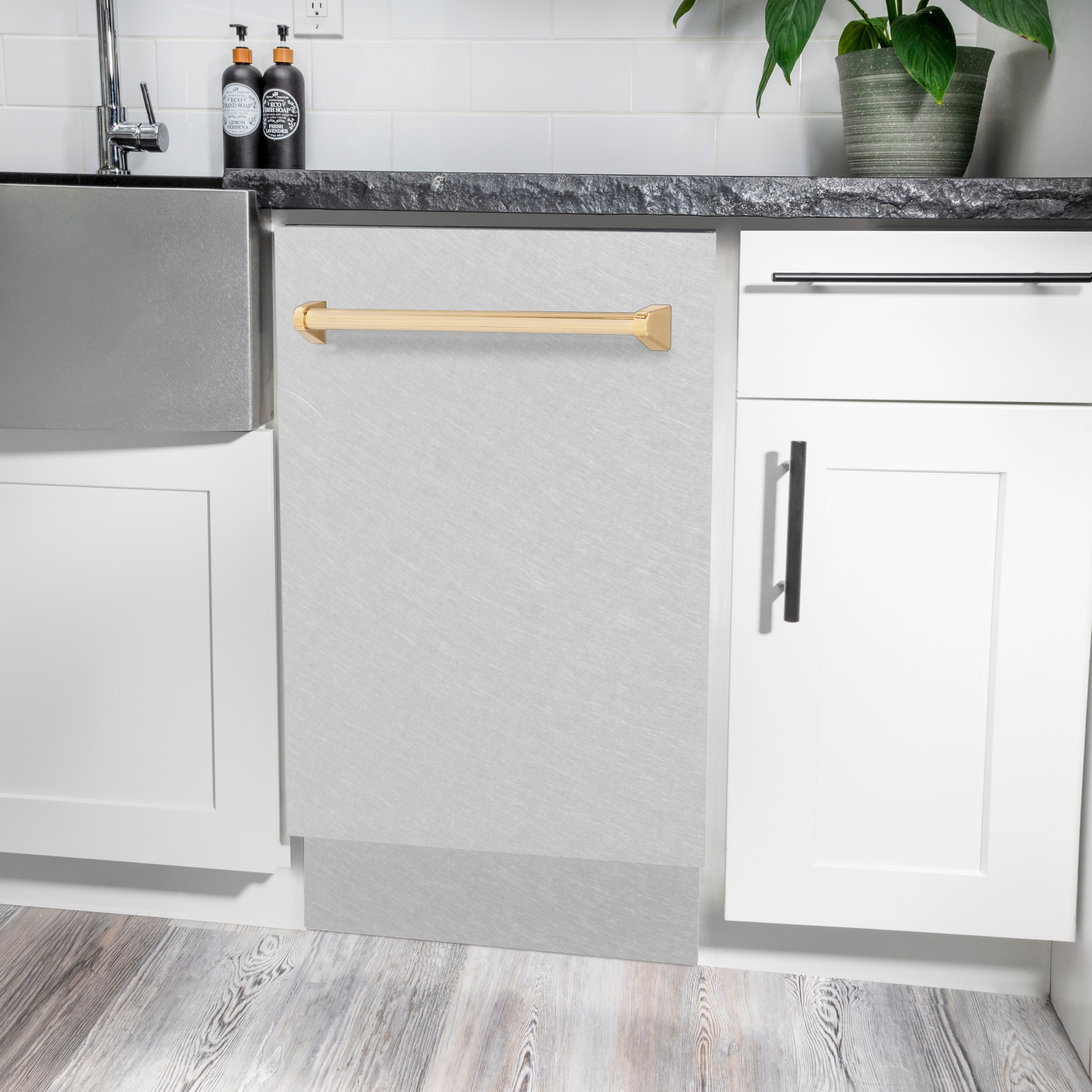 Lavavajillas empotrado de control superior de 18 pulgadas con tercera rejilla de la edición Autograph de ZLINE KITCHEN & BATH (Acero inoxidable resistente a las huellas dactilares con mango de oro pulido) ENERGY STAR, Nivel de sonido estándar de 51 decibelios DWVZ-SN-18-G