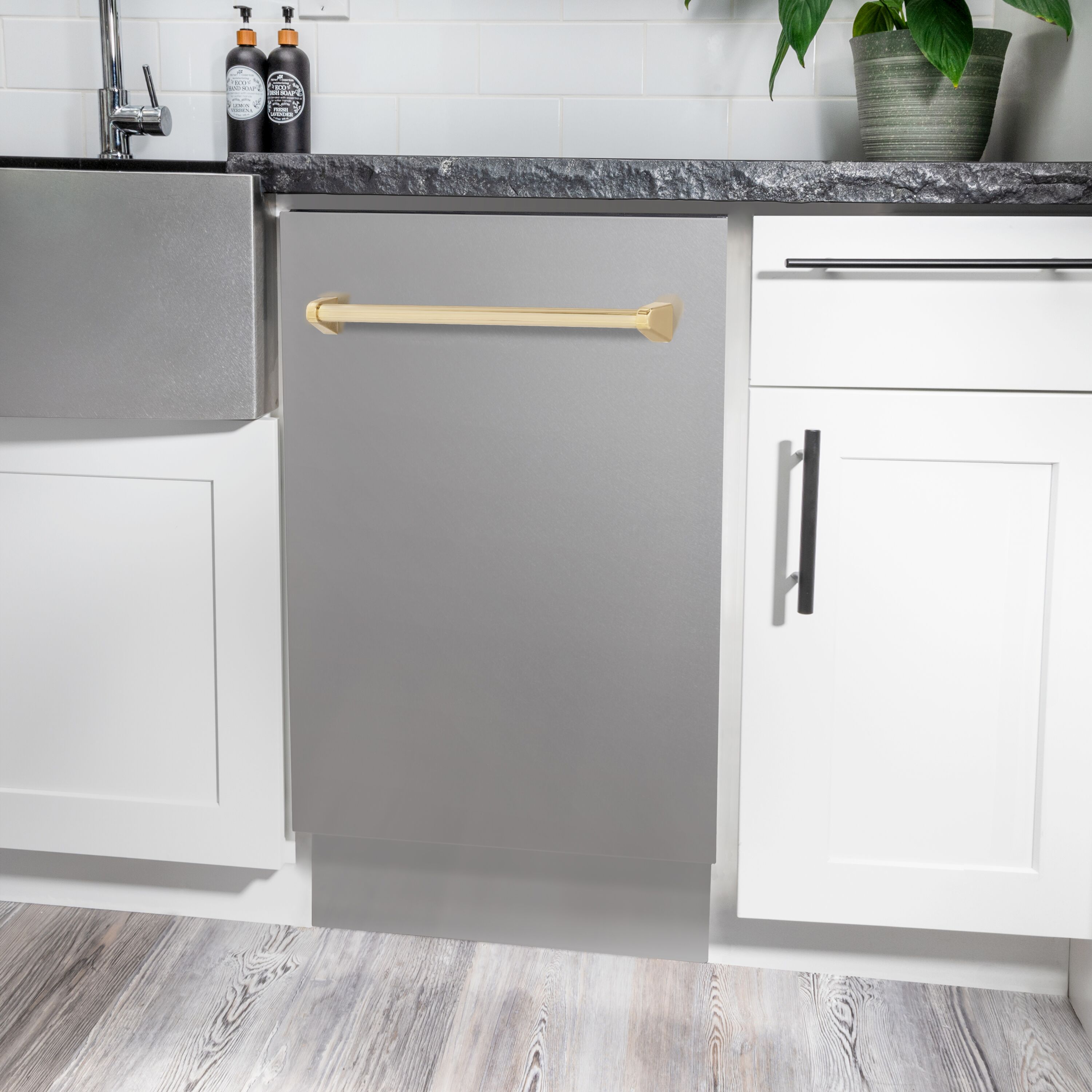 Lavavajillas integrable de control superior de 18 pulgadas de la Edición Autógrafa de ZLINE KITCHEN & BATH con Tercer Canasto (Tina de Acero Inoxidable con Panel de Acero Inoxidable y Mango Dorado Pulido), certificado ENERGY STAR, nivel de sonido estándar de 51 decibeles - DWVZ-304-18-G.