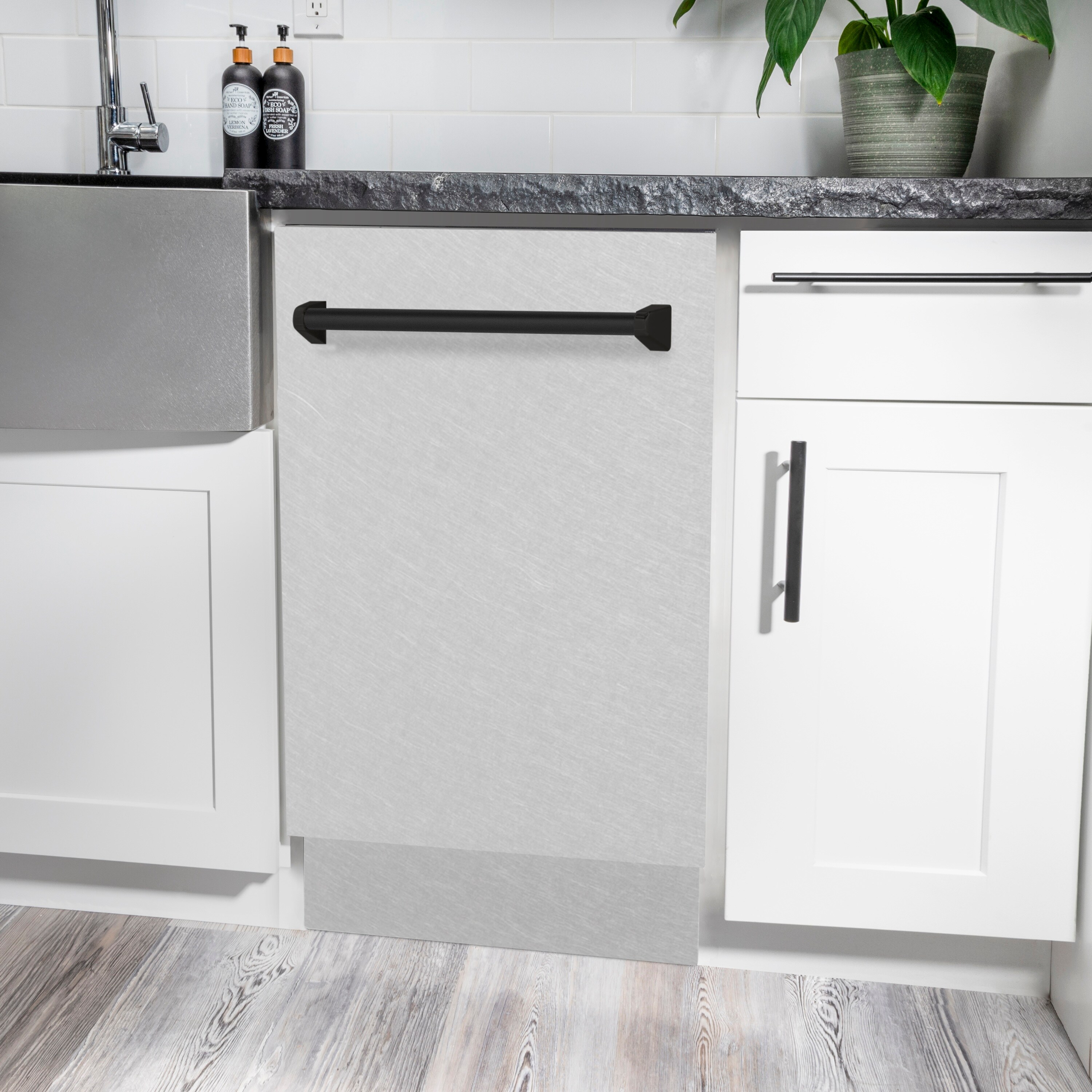Lavavajillas empotrado con control superior de 18 pulgadas de la Edición Autógrafa de ZLINE KITCHEN & BATH con Tercer Estante (Acero inoxidable resistente a las huellas dactilares con mango negro mate) certificado ENERGY STAR, Nivel de sonido estándar de 51 decibeles DWVZ-SN-18-MB