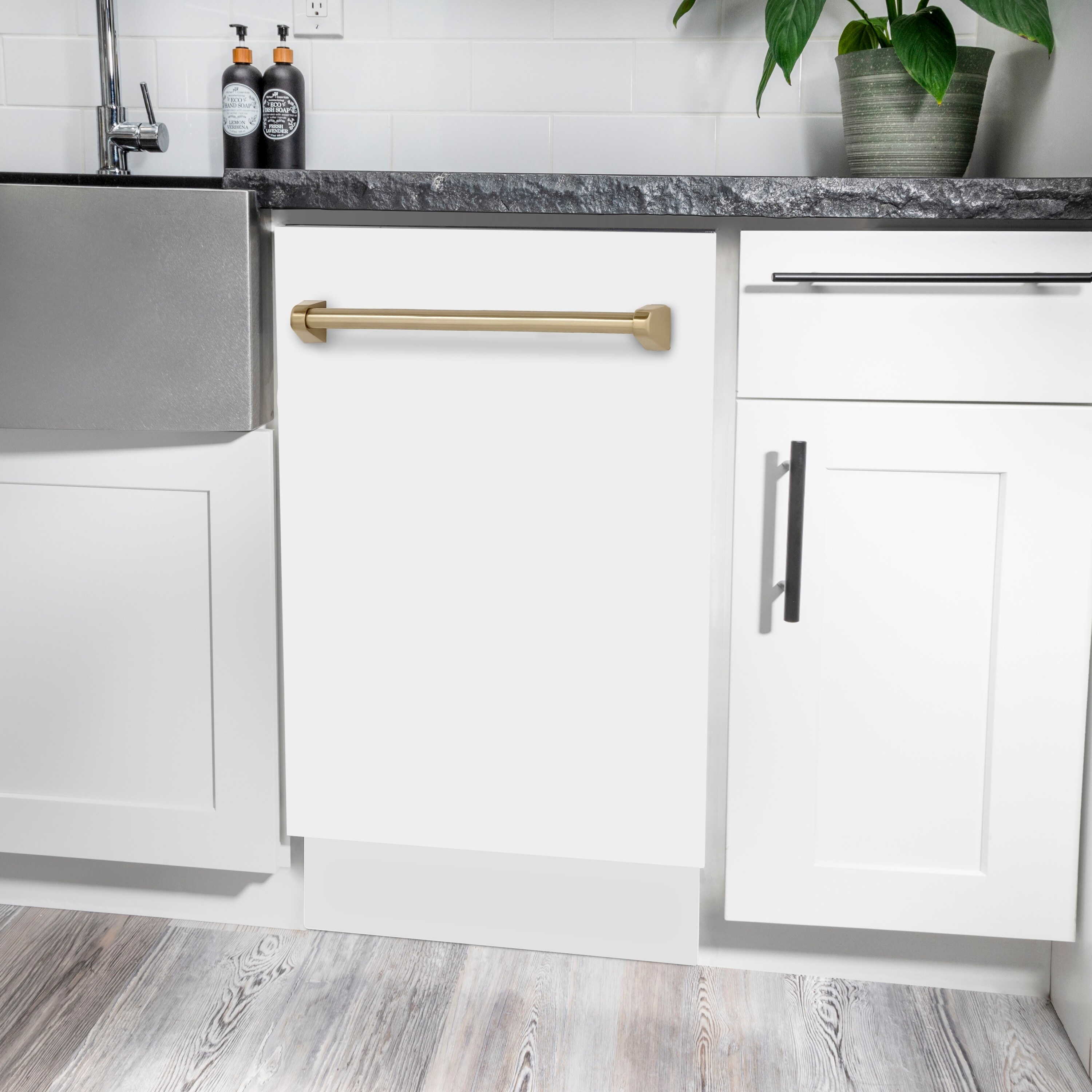 Lavavajillas Empotrado de Control Superior de 18 pulgadas de la Edición Autógrafa de ZLINE KITCHEN & BATH con Tercer Estante (Tina de Acero Inoxidable con Panel Blanco Mate y Mango en Bronce Champagne) con Certificación ENERGY STAR, Nivel de Sonido Estándar de 51 Decibeles DWVZ-WM-18-CB