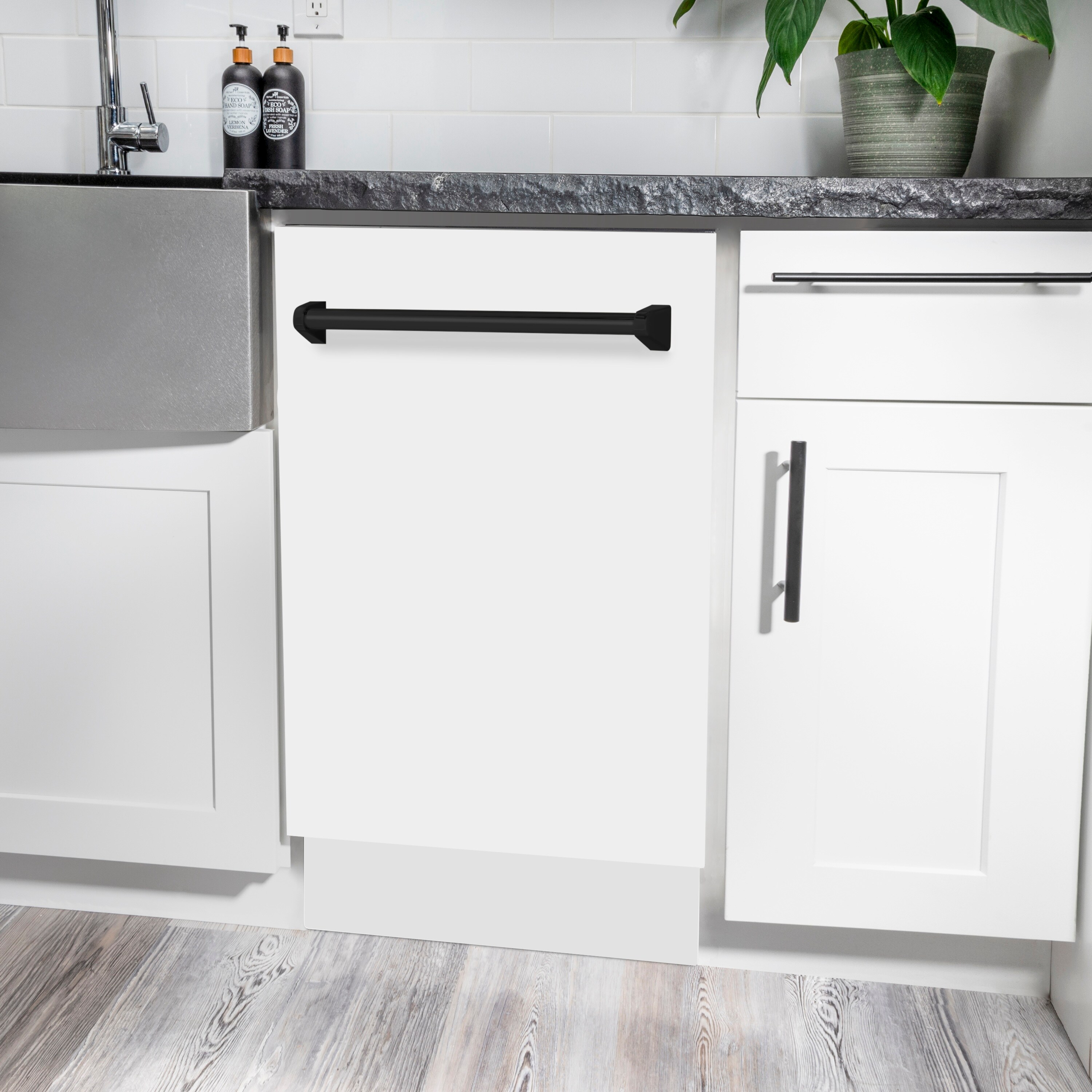 Lavavajillas empotrado de control superior de 18 pulgadas de la Edición Autógrafa de ZLINE KITCHEN & BATH con tercer nivel (Tina de acero inoxidable con panel blanco mate y manija negra mate) ENERGY STAR, Nivel de sonido estándar de 51 decibeles DWVZ-WM-18-MB