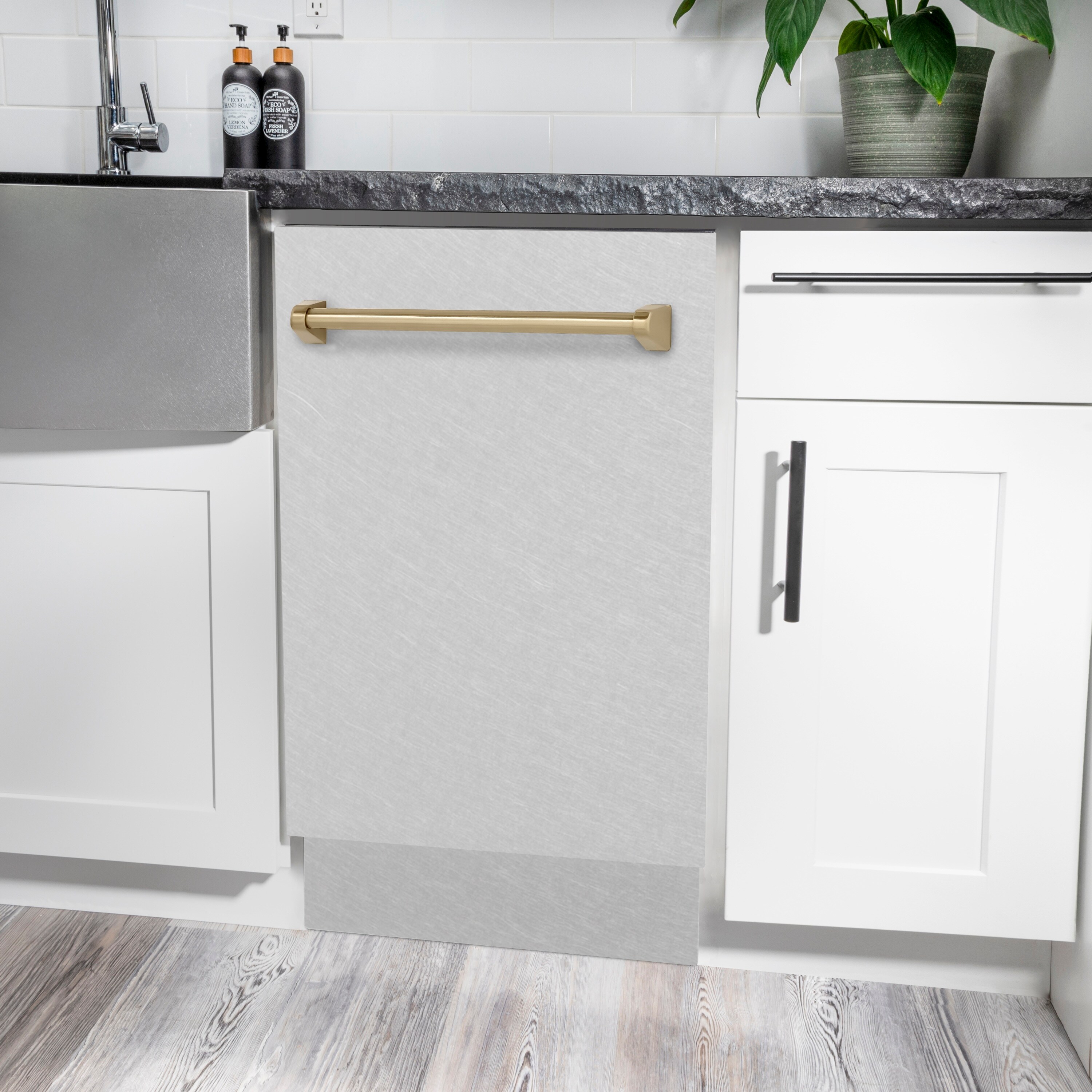 Lavavajillas empotrable de control superior de 18 pulgadas de la Edición Autograph de ZLINE KITCHEN & BATH con tercer riel (Acero inoxidable resistente a las huellas dactilares con mango de bronce champán) ENERGY STAR, nivel de sonido estándar de 51 decibeles DWVZ-SN-18-CB