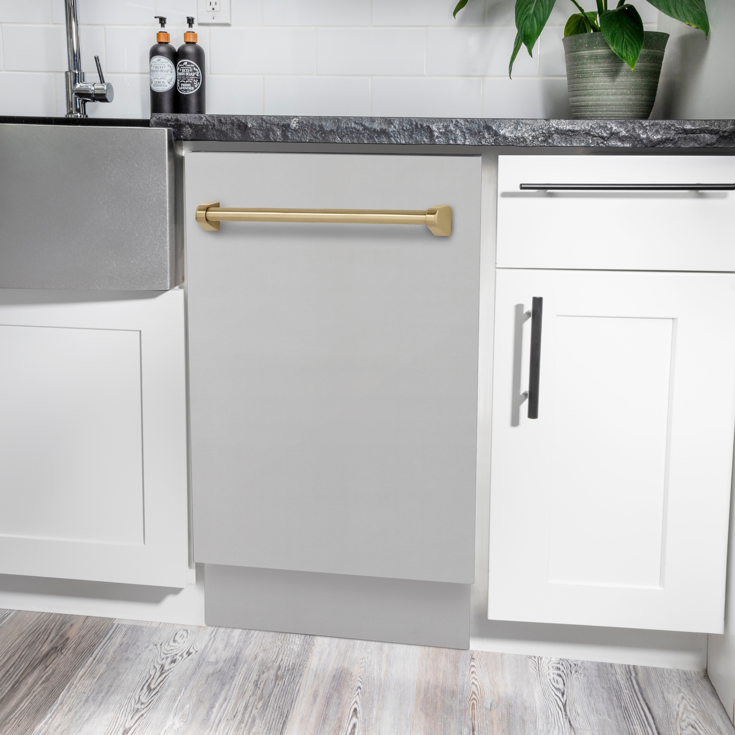 Lavavajillas Empotrado de Control Superior de 18 pulgadas de la Edición Autógrafo de ZLINE KITCHEN & BATH con Tercer Estante (Tina de Acero Inoxidable con Panel de Acero Inoxidable y Mango en Bronce Champán) ENERGY STAR, Nivel de Sonido Estandar de 51 Decibeles DWVZ-304-18-CB.